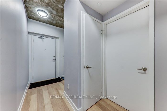 210 Simcoe Street, #1208