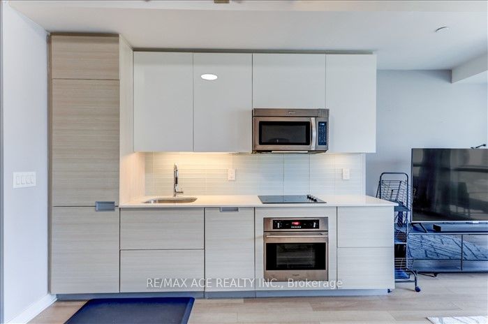 210 Simcoe Street, #1208