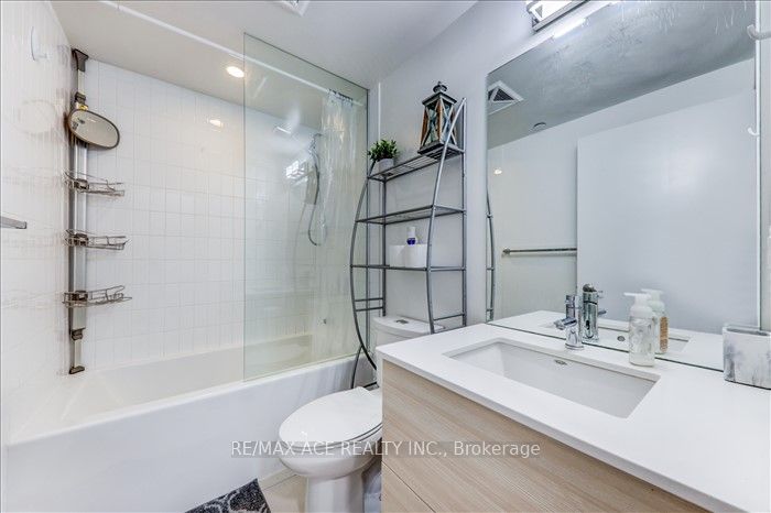 210 Simcoe Street, #1208