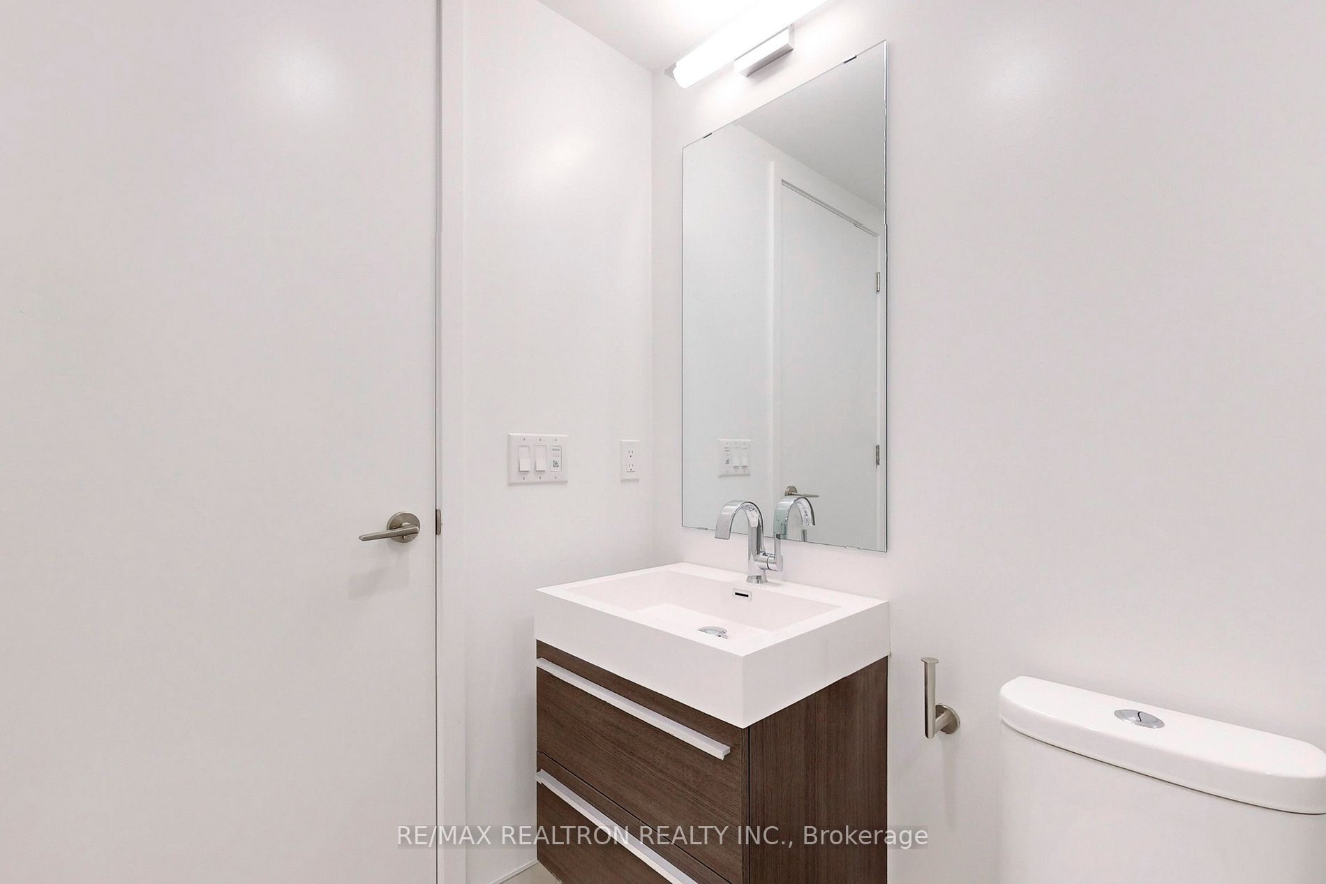 39 Roehampton Avenue, #606
