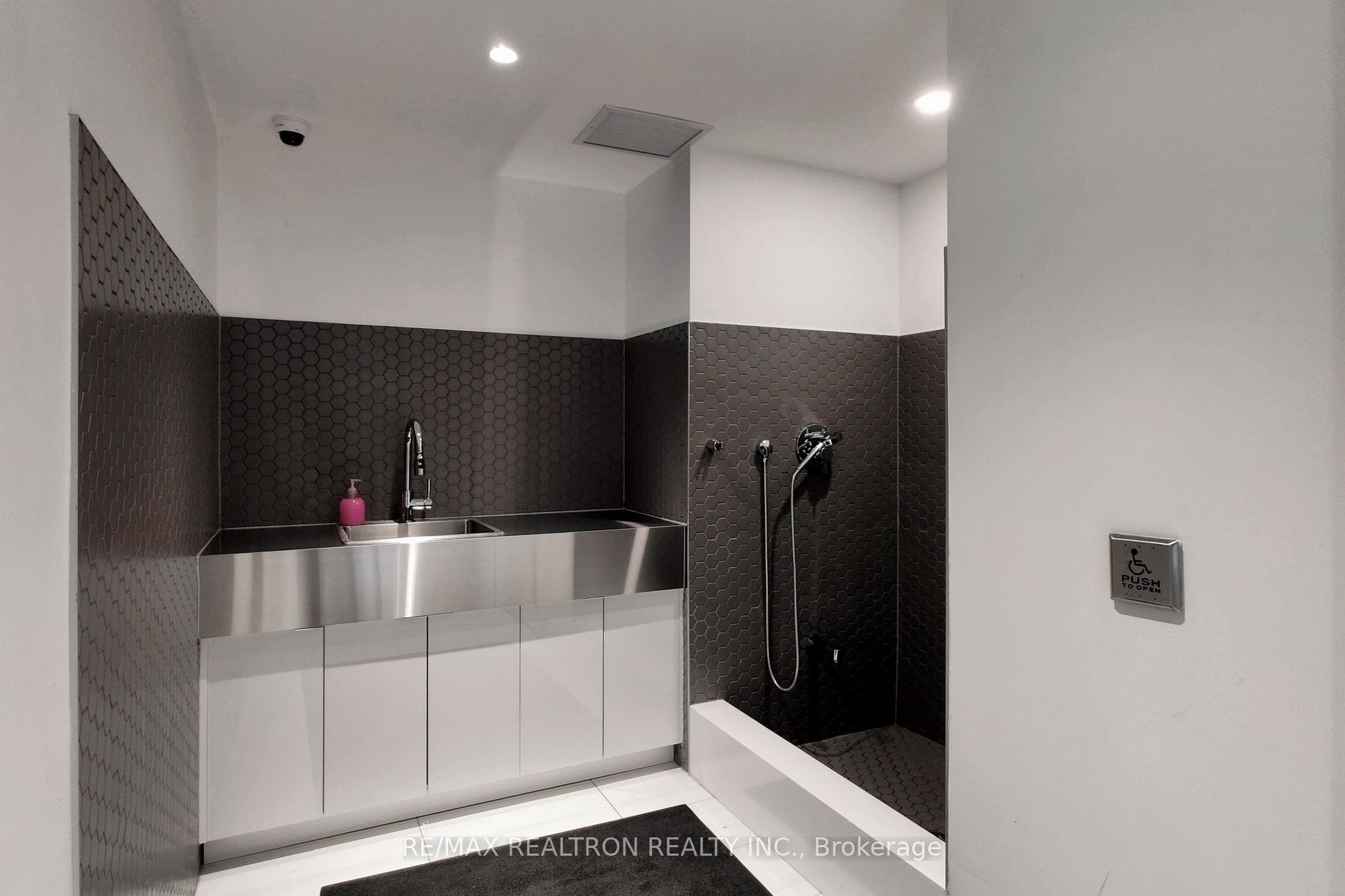 39 Roehampton Avenue, #606
