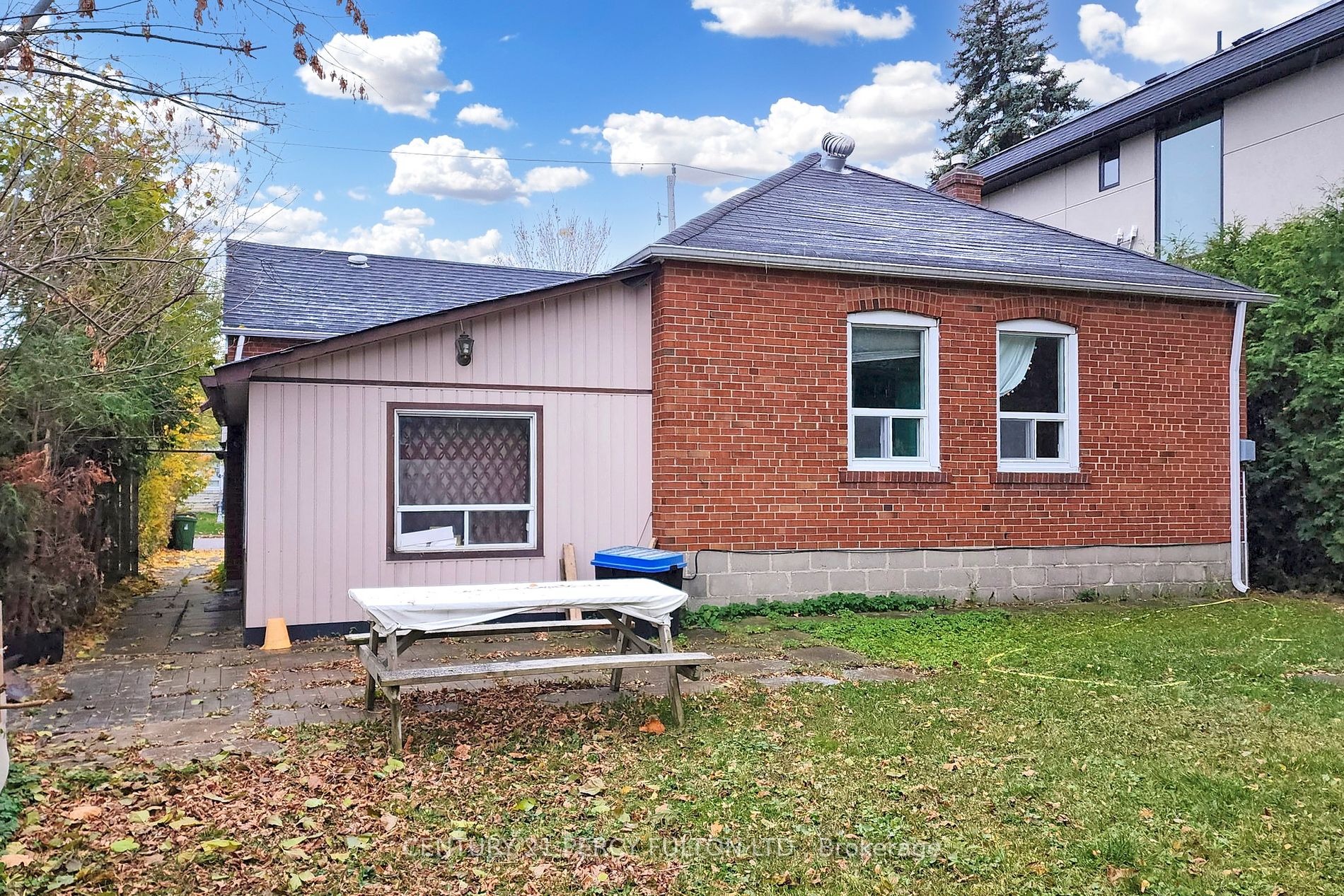 98 Charleswood Drive