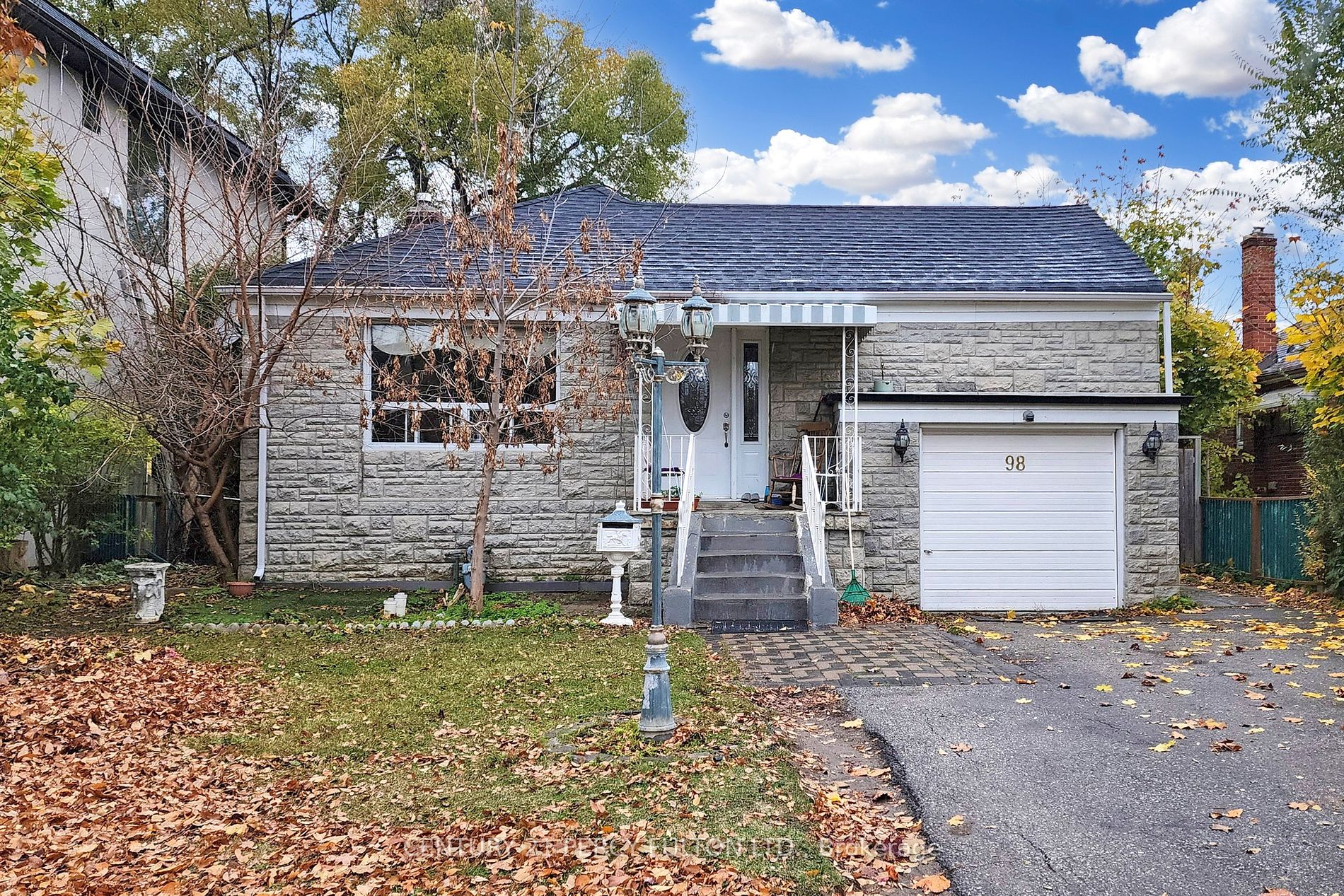 98 Charleswood Drive