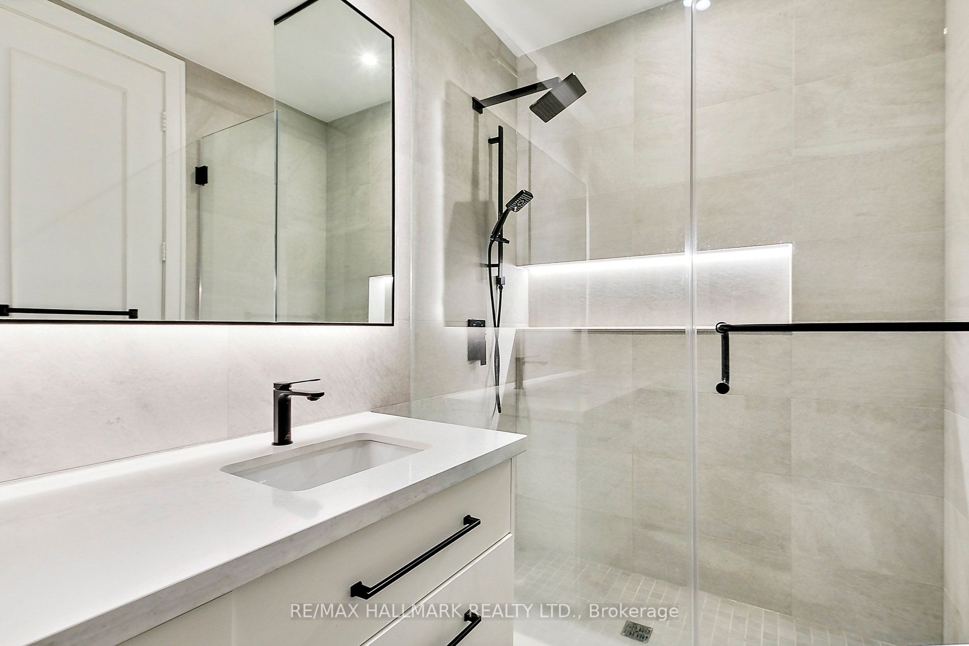 39 Queens Quay E, #Th103