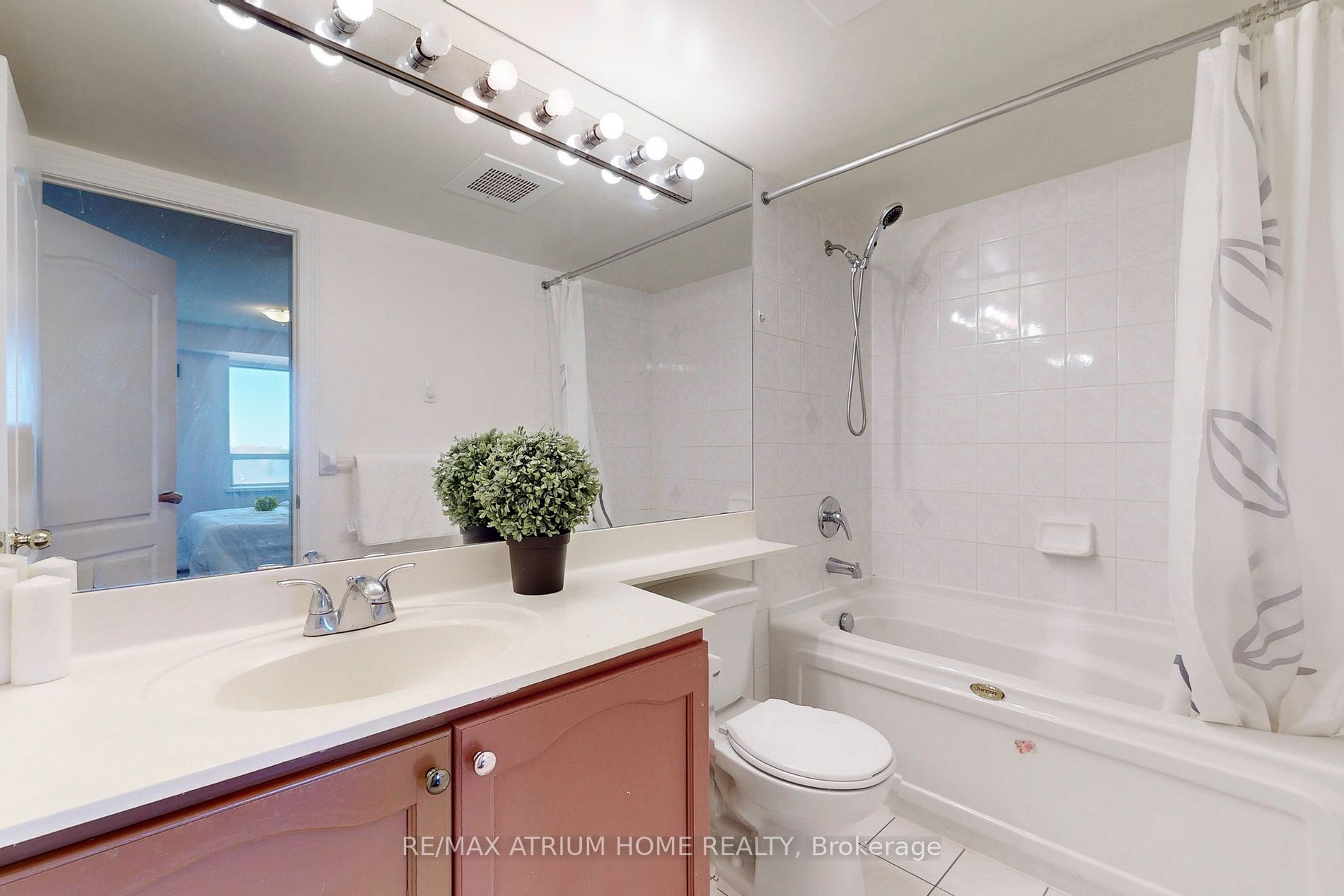 88 Grandview Way, #811