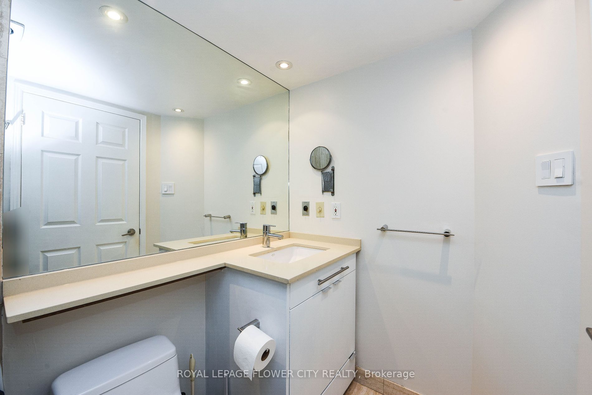7 Broadway Ave, #604