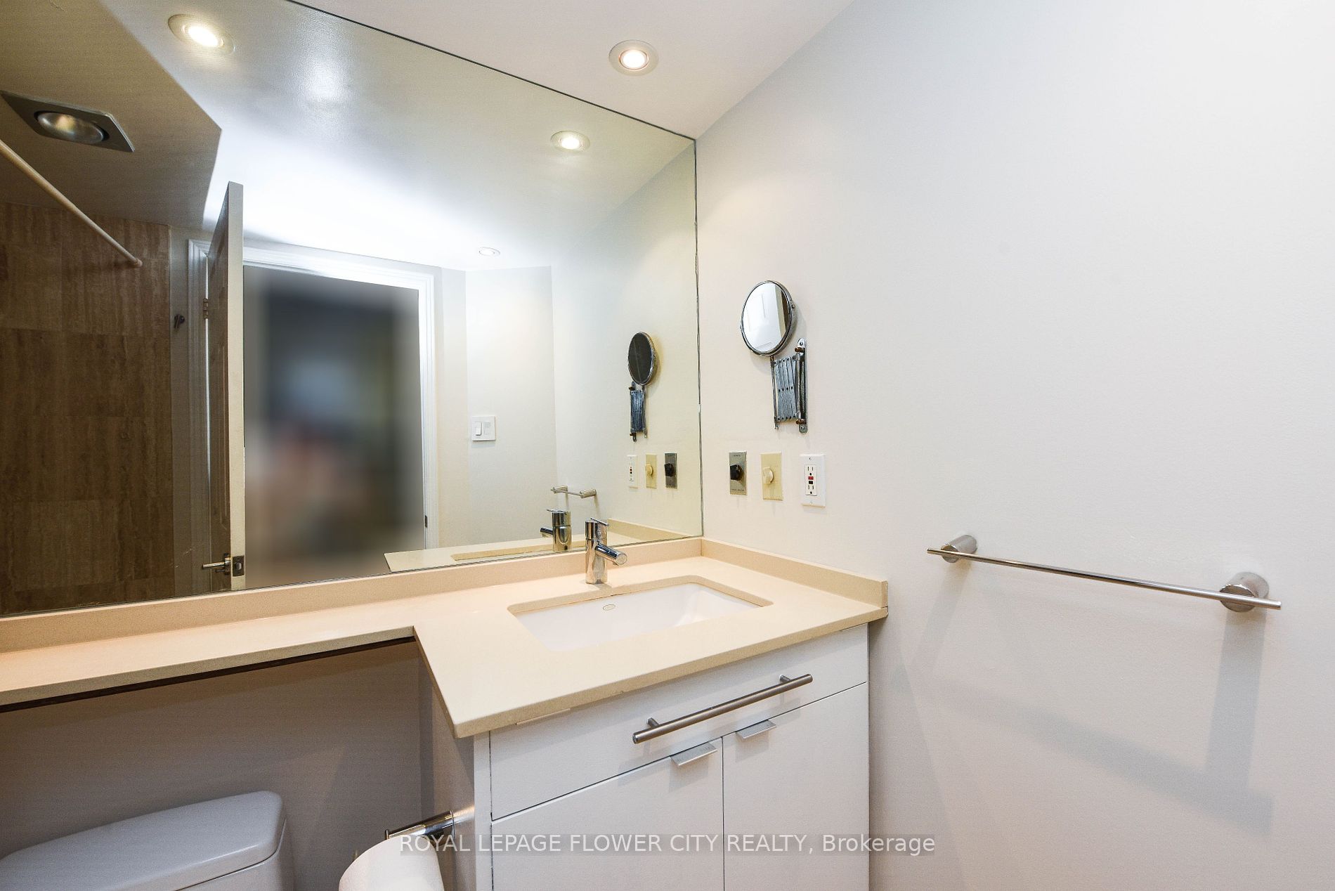7 Broadway Ave, #604