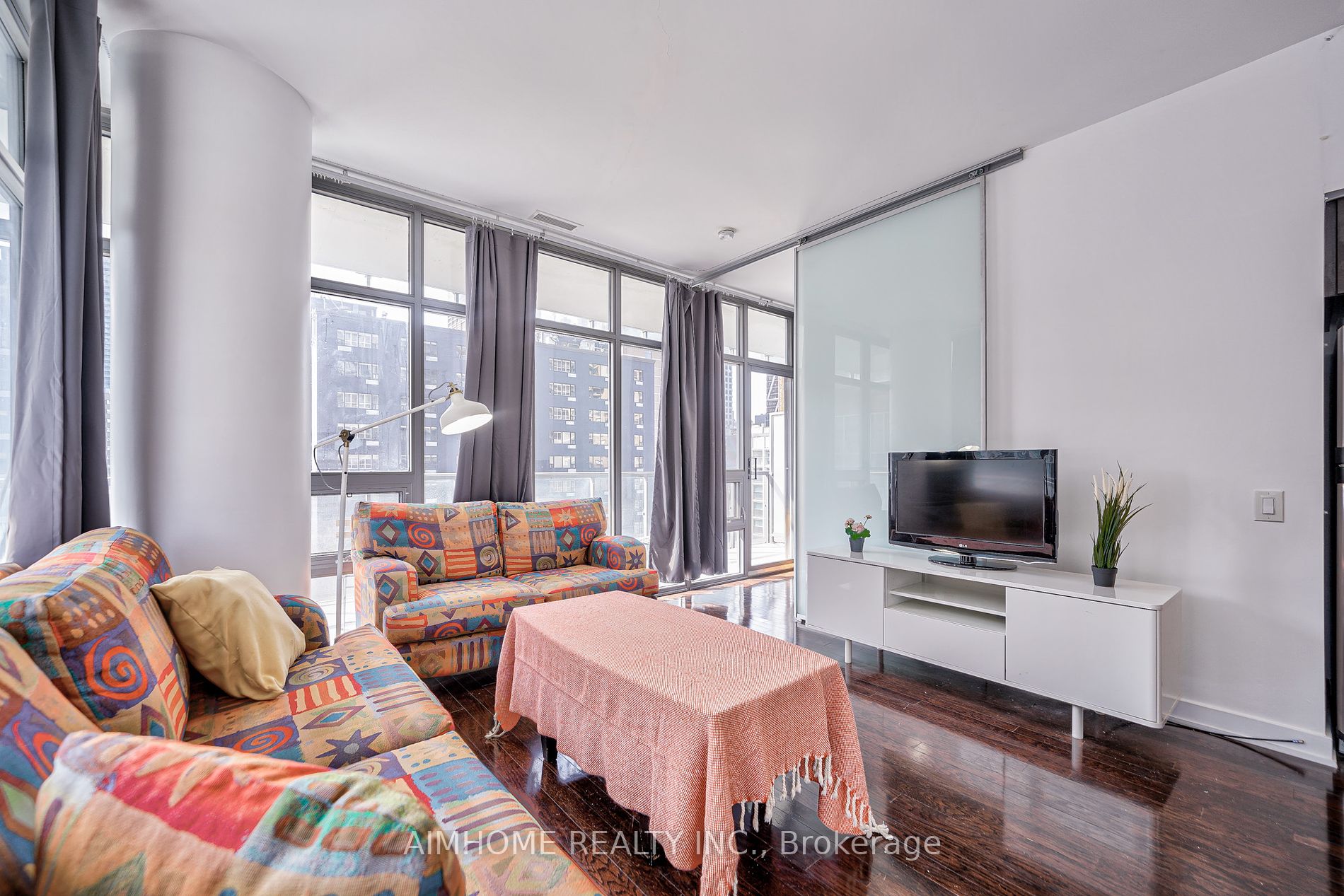 33 Charles St E, #605