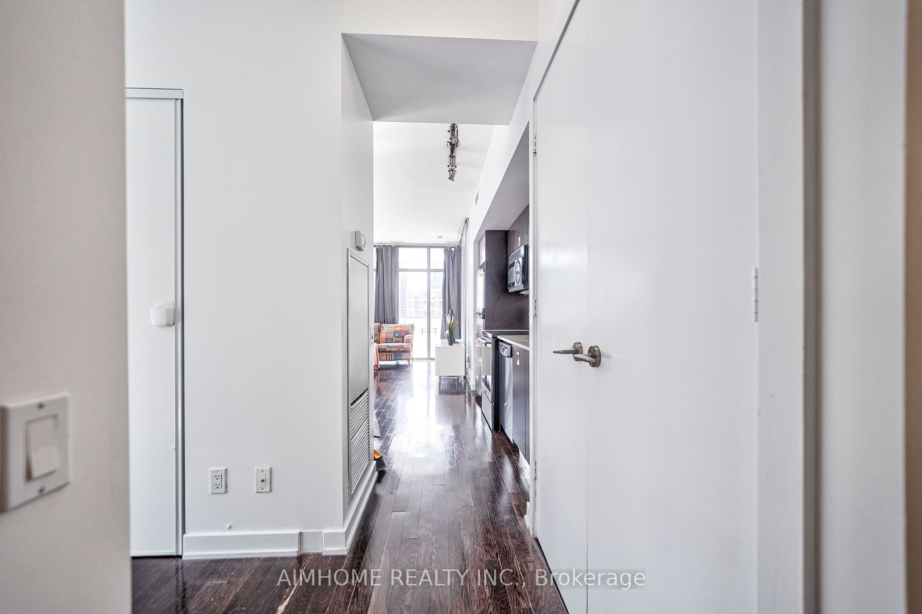 33 Charles St E, #605