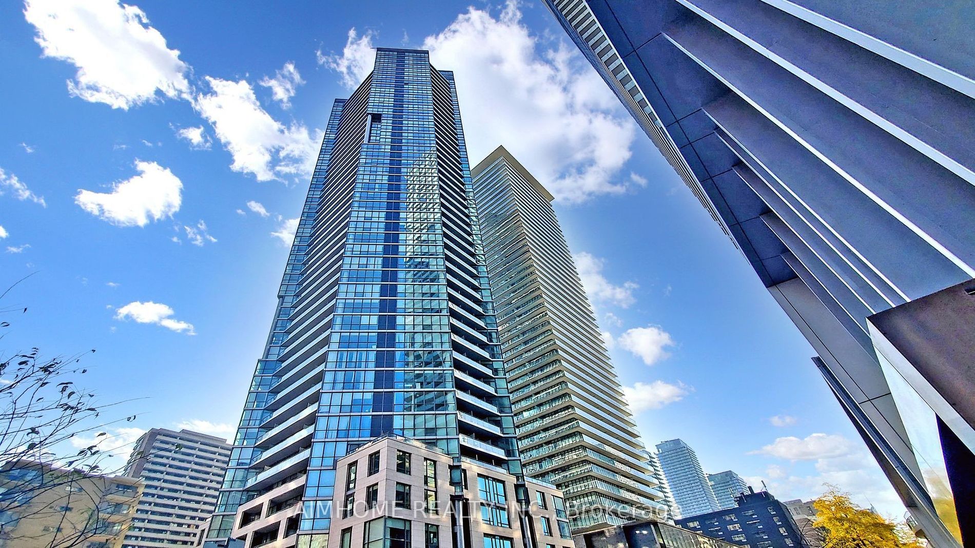 33 Charles St E, #605