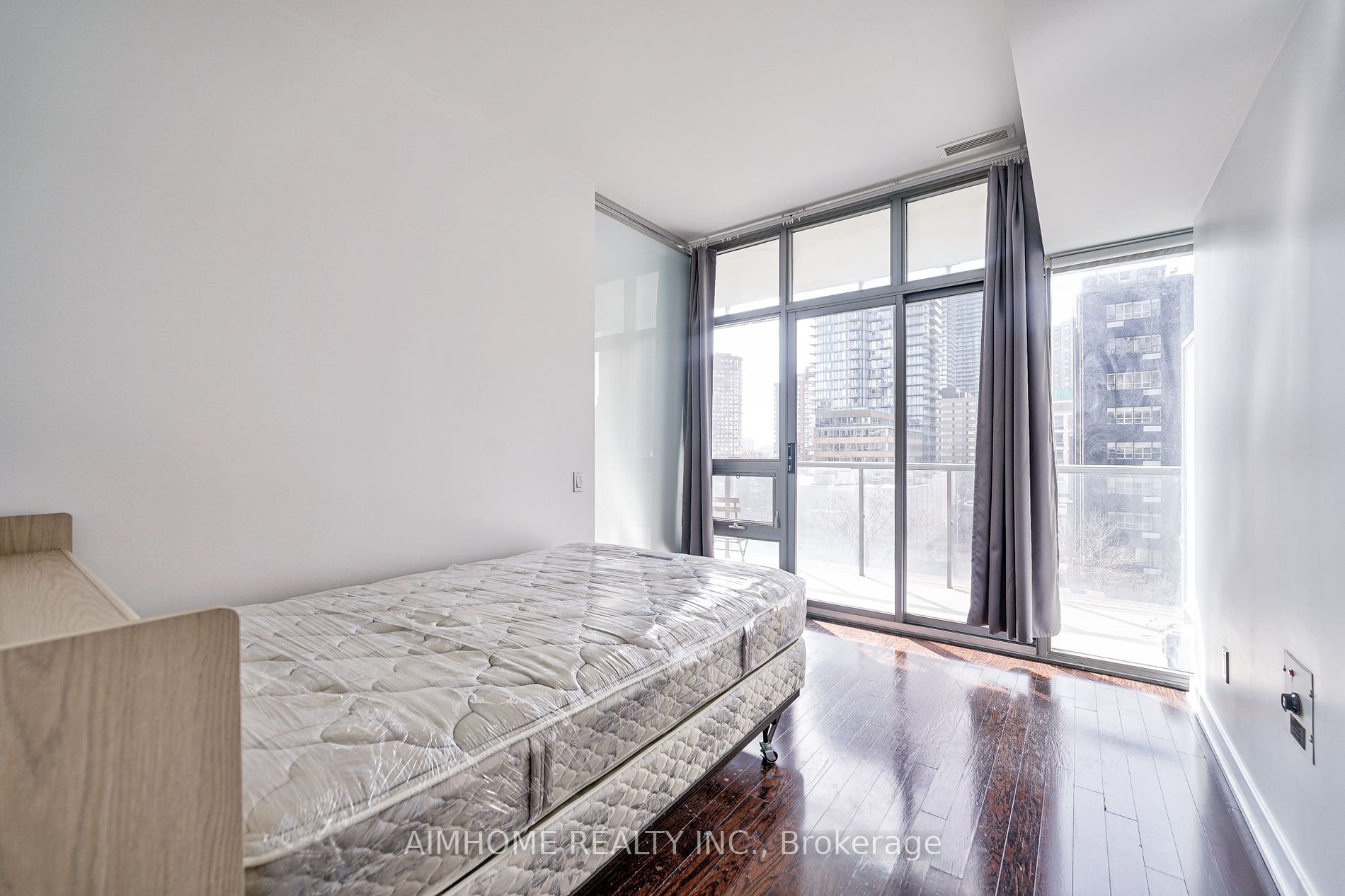 33 Charles St E, #605