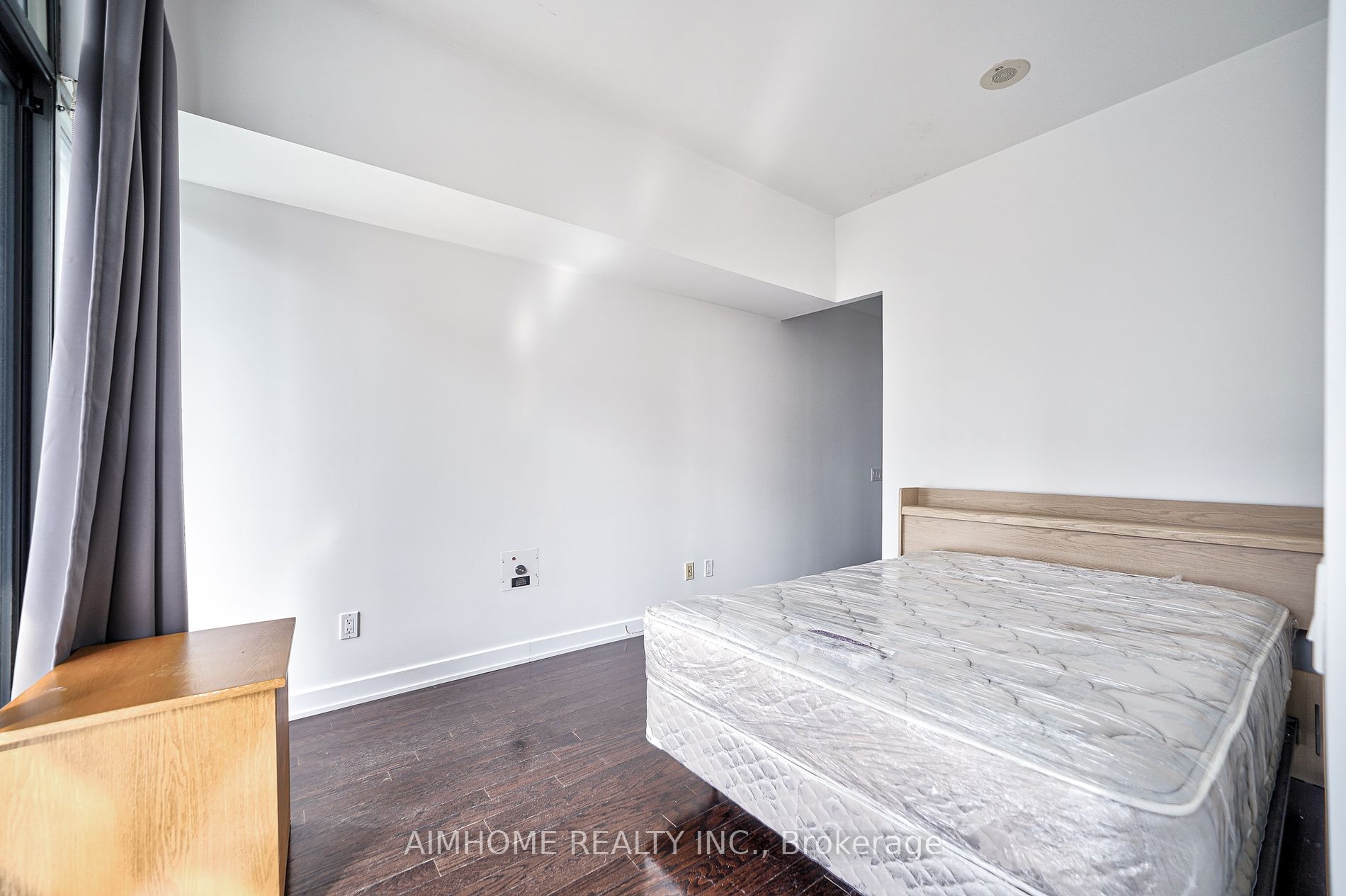 33 Charles St E, #605