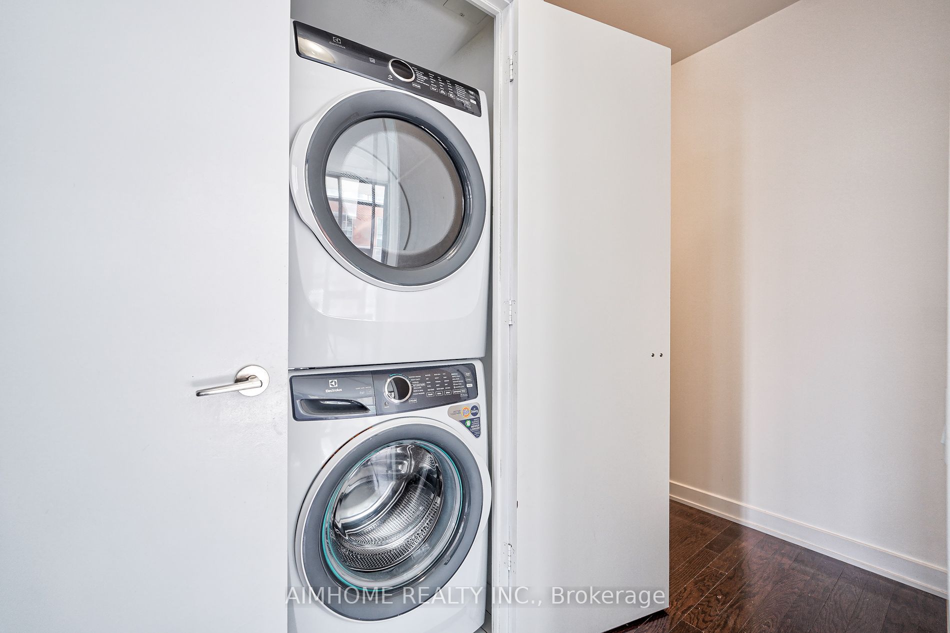33 Charles St E, #605