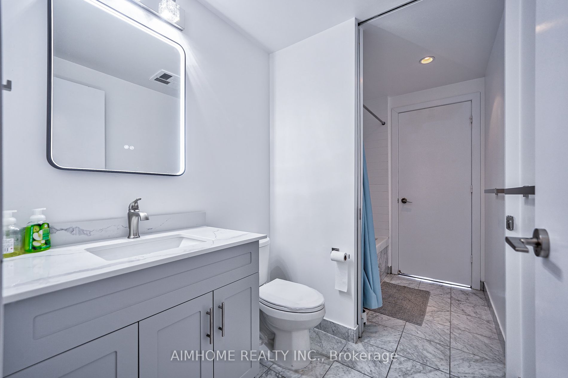 33 Charles St E, #605