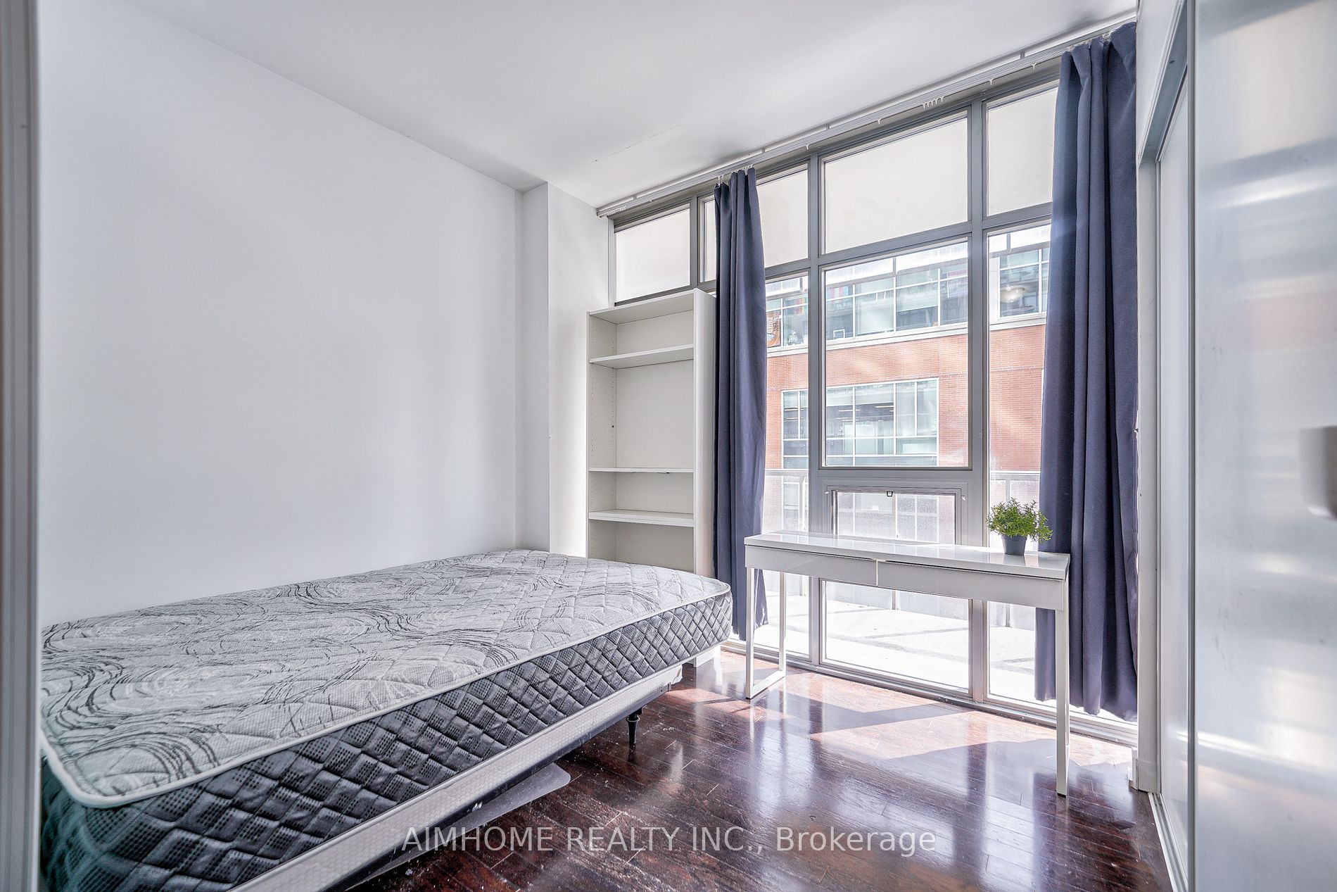 33 Charles St E, #605