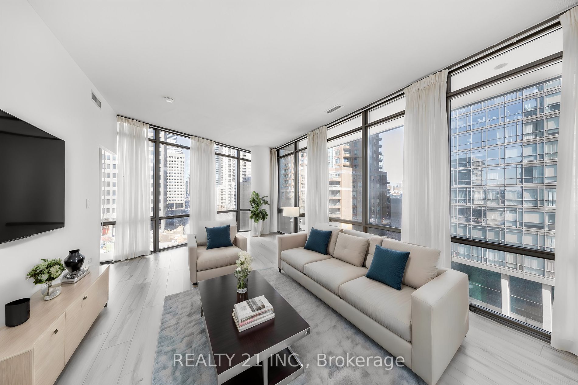 832 Bay St, #605