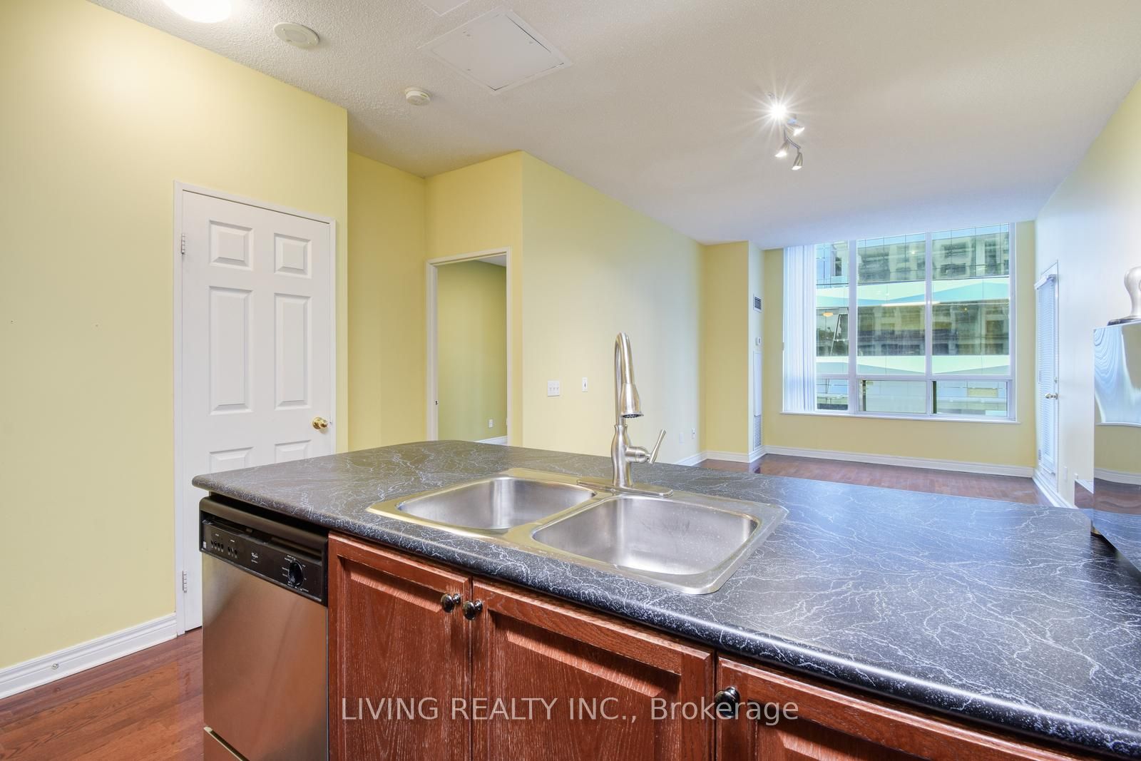 18 Parkview Ave, #207
