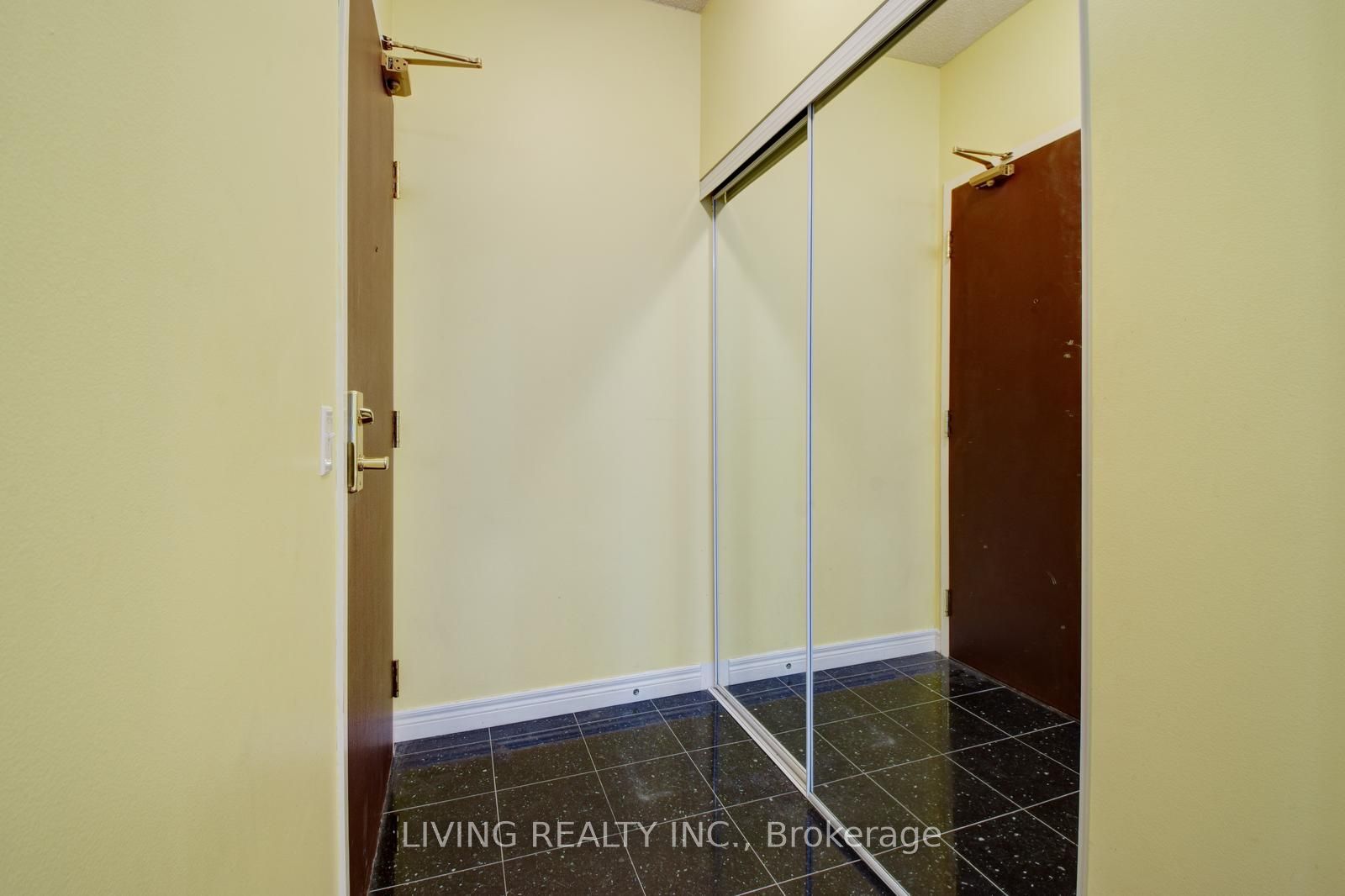18 Parkview Ave, #207