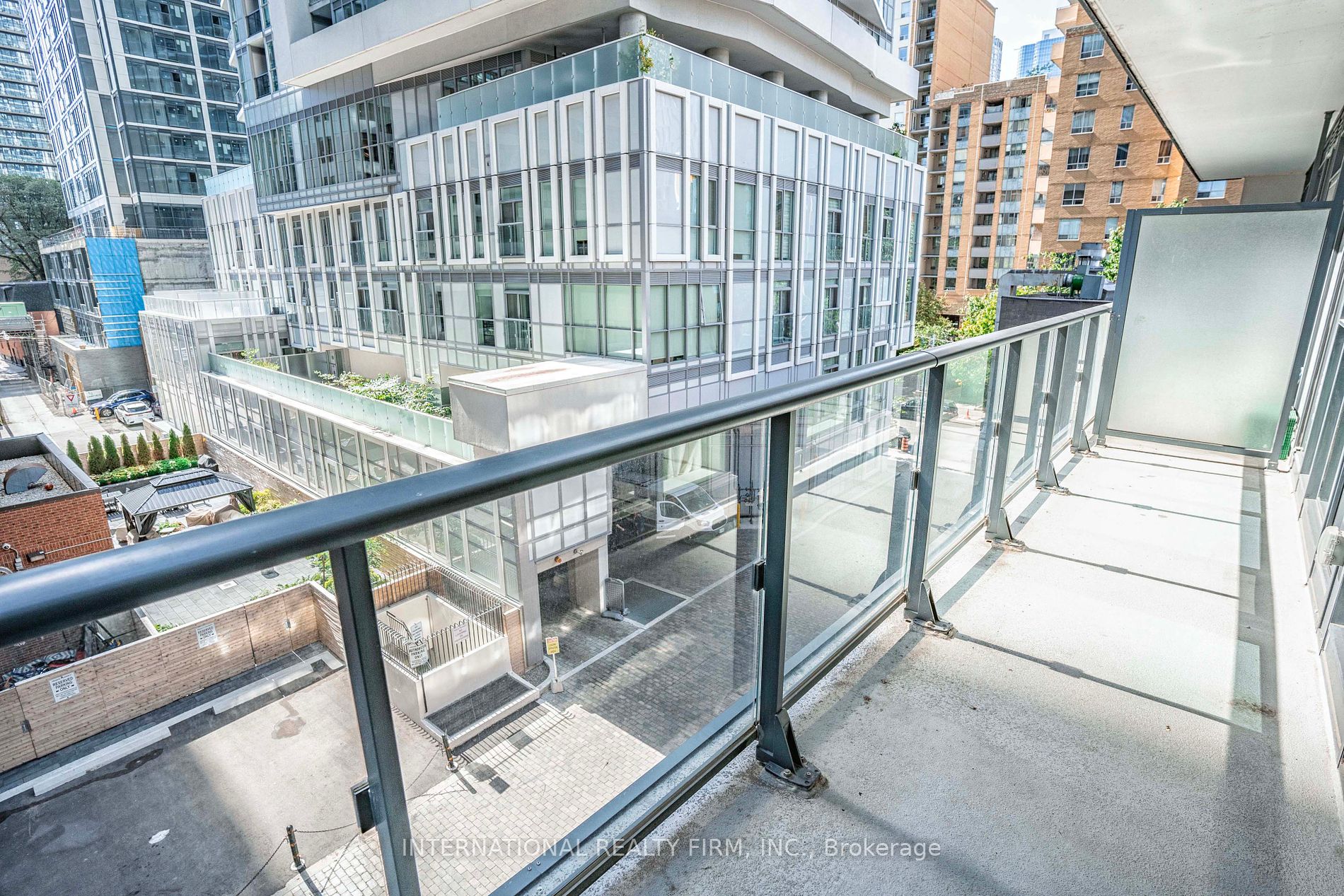 159 Dundas St E, #403