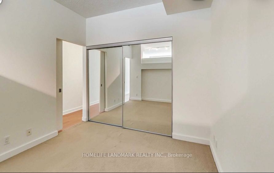 350 Wellington St W, #215