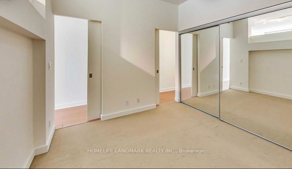 350 Wellington St W, #215