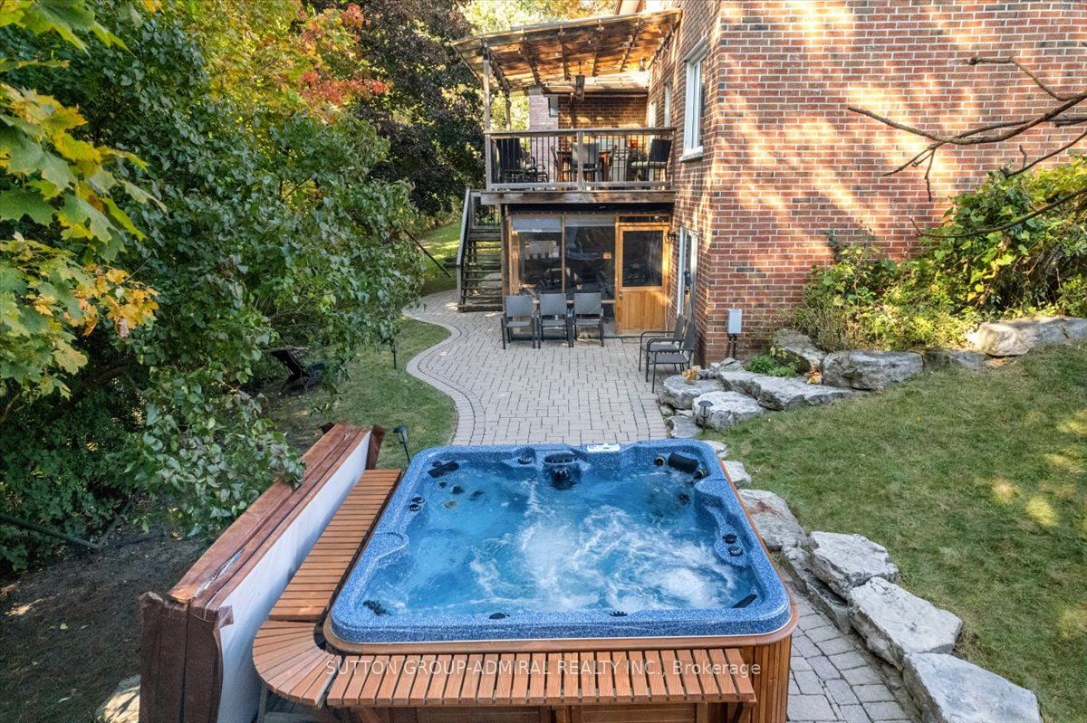 19 Carmel Crt