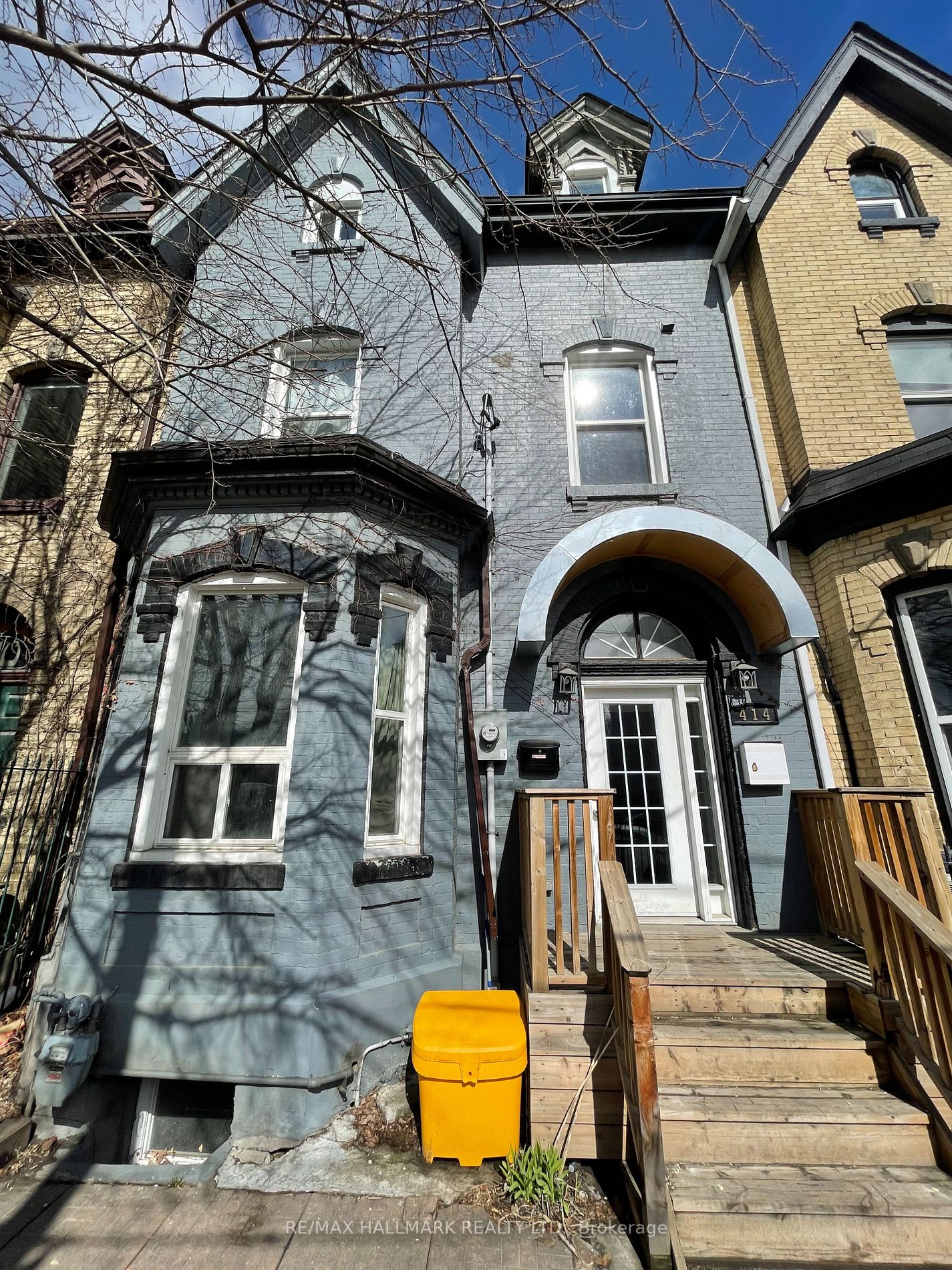 414 Dundas St E