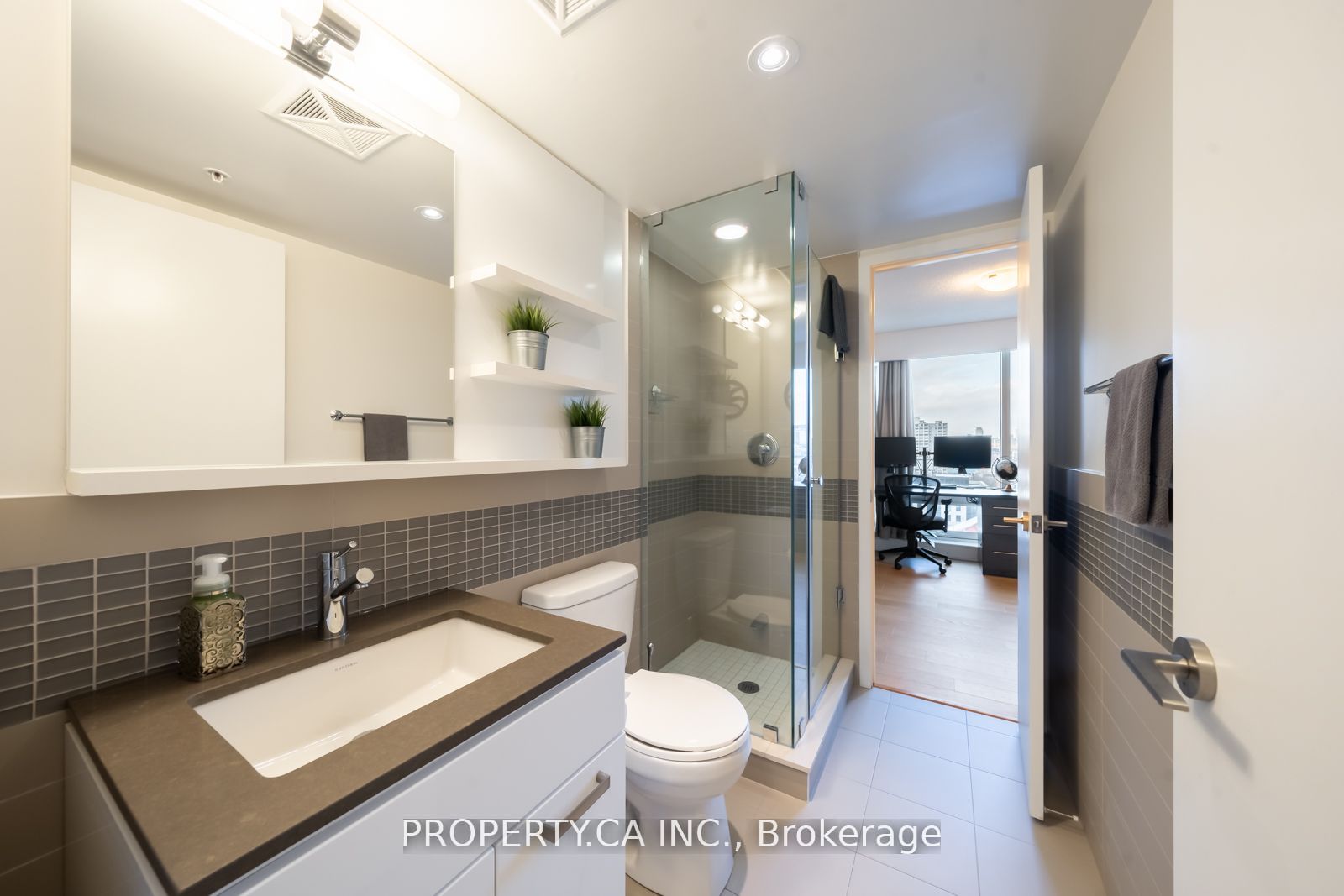 295 Adelaide St W, #1804