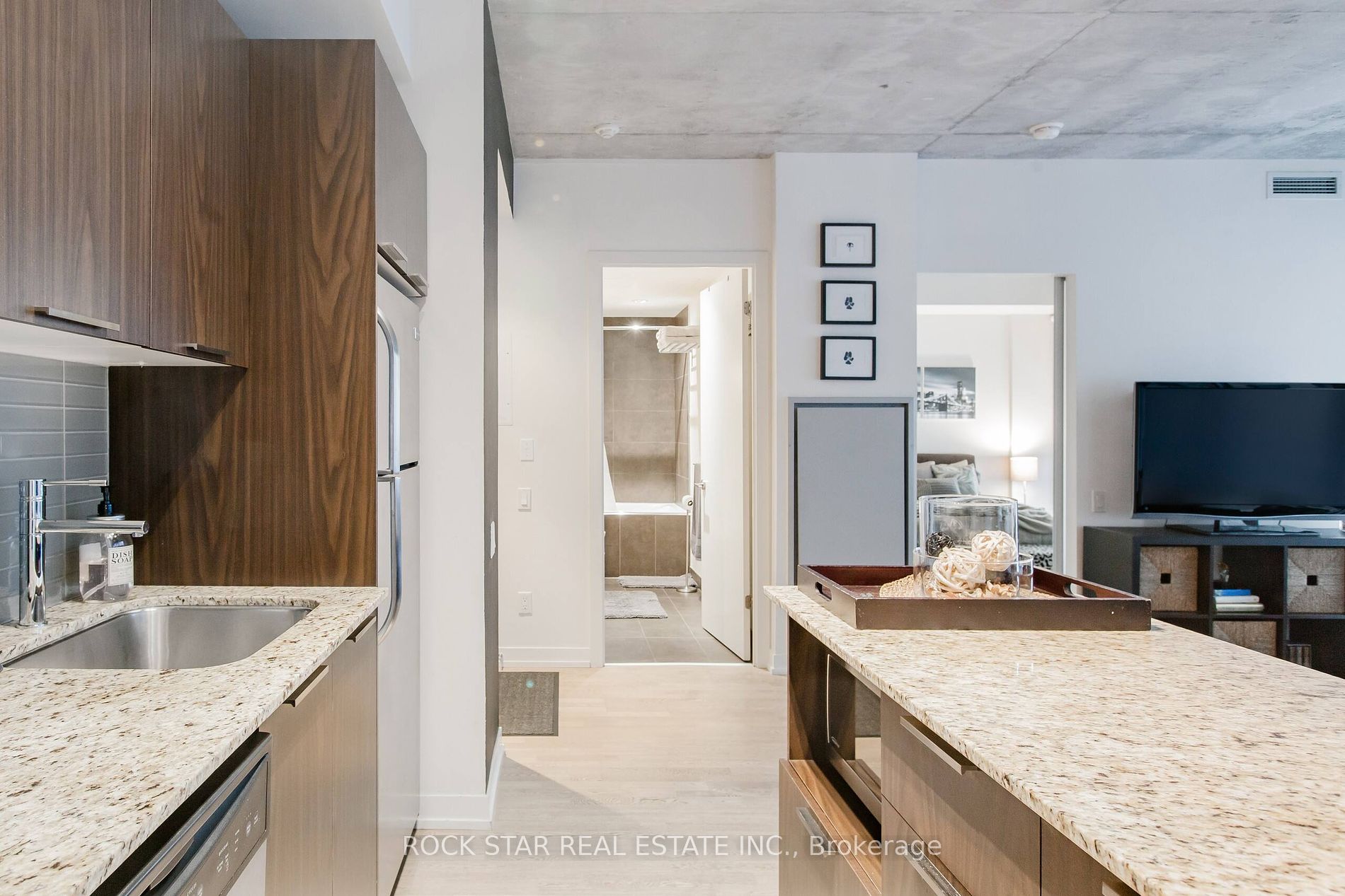 650 King Street W, #207