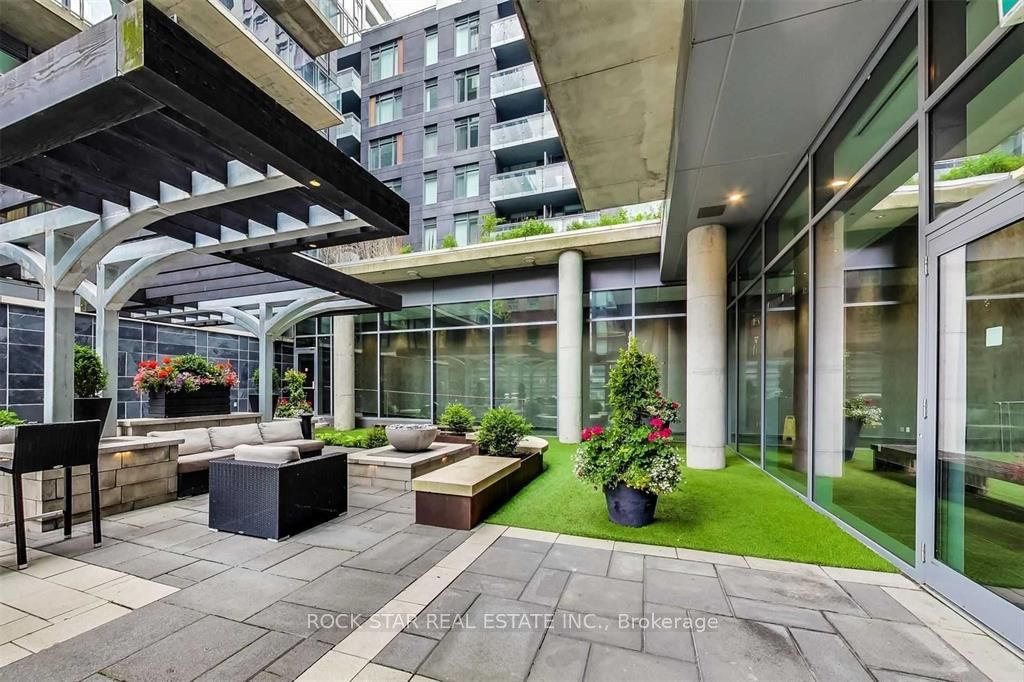 650 King Street W, #207