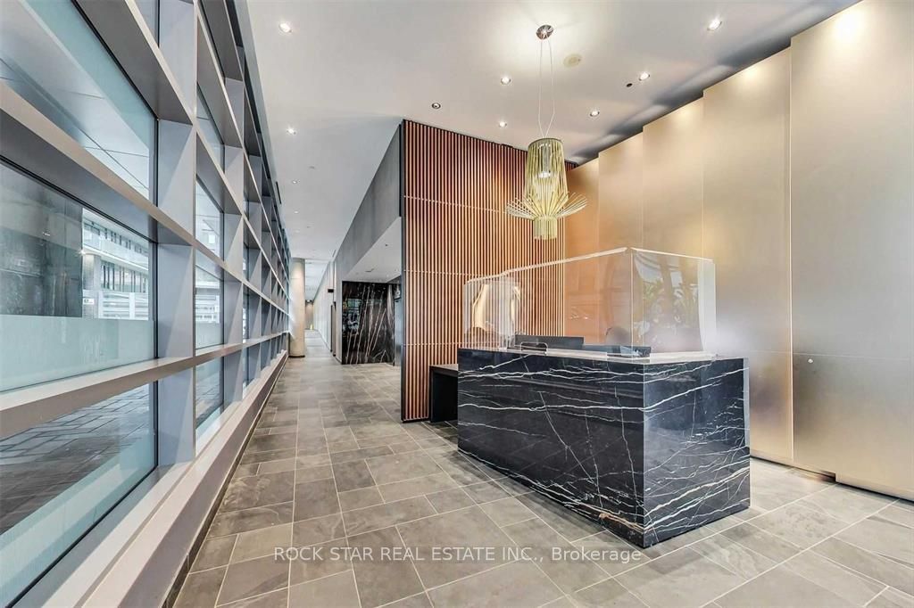 650 King Street W, #207