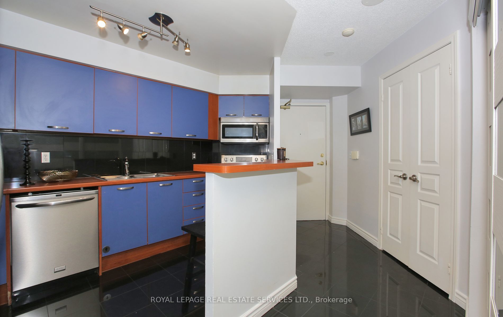 55 Harrison Garden Boulevard #808