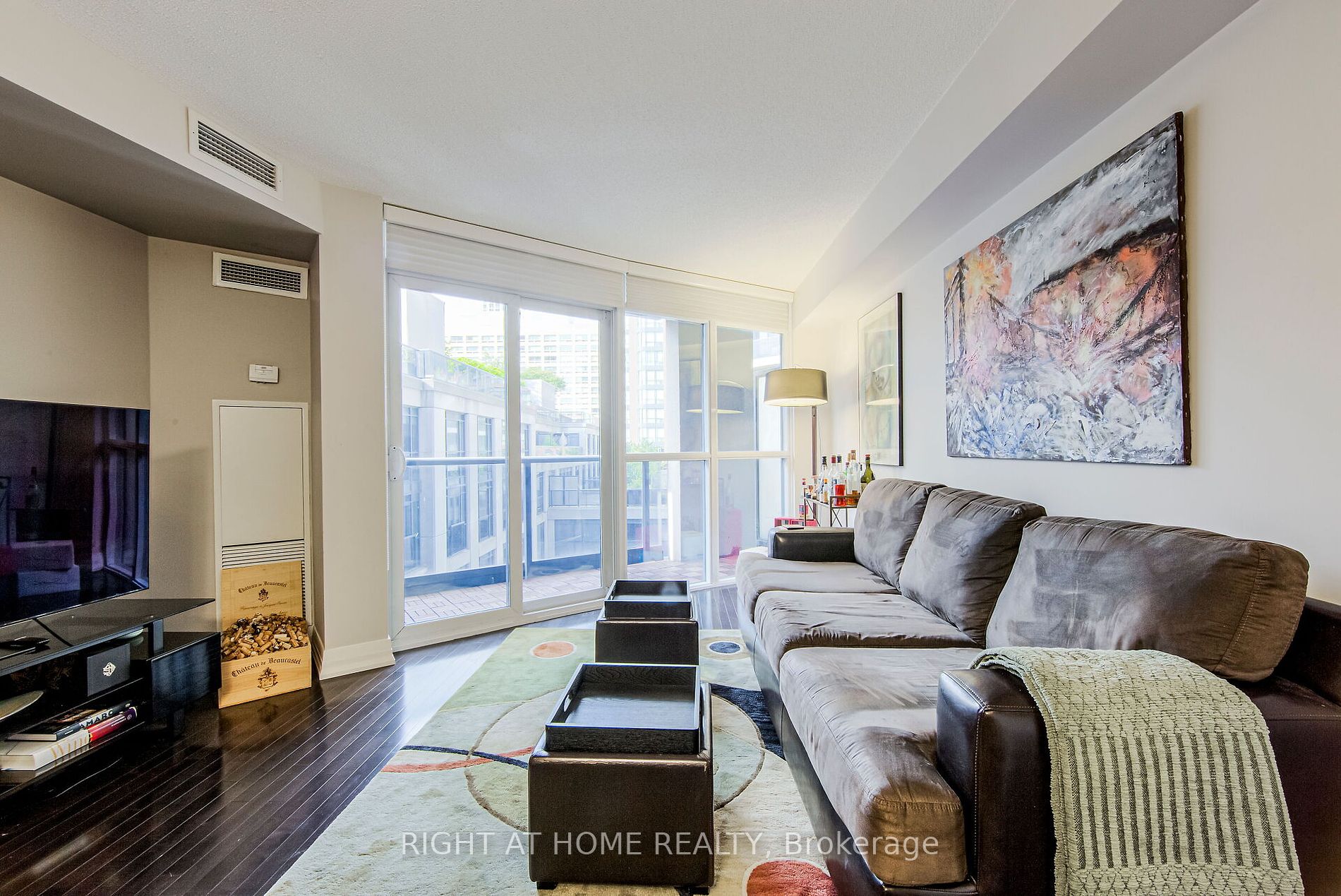 25 Carlton St, #406