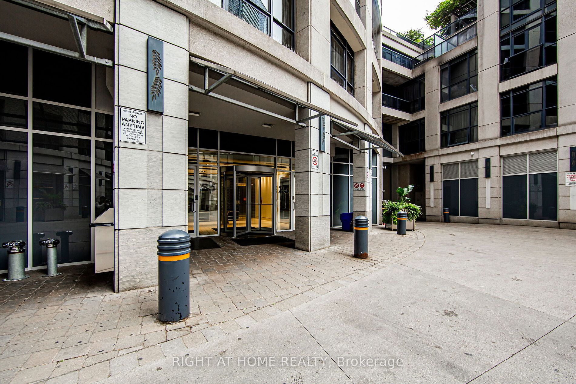 25 Carlton St, #406