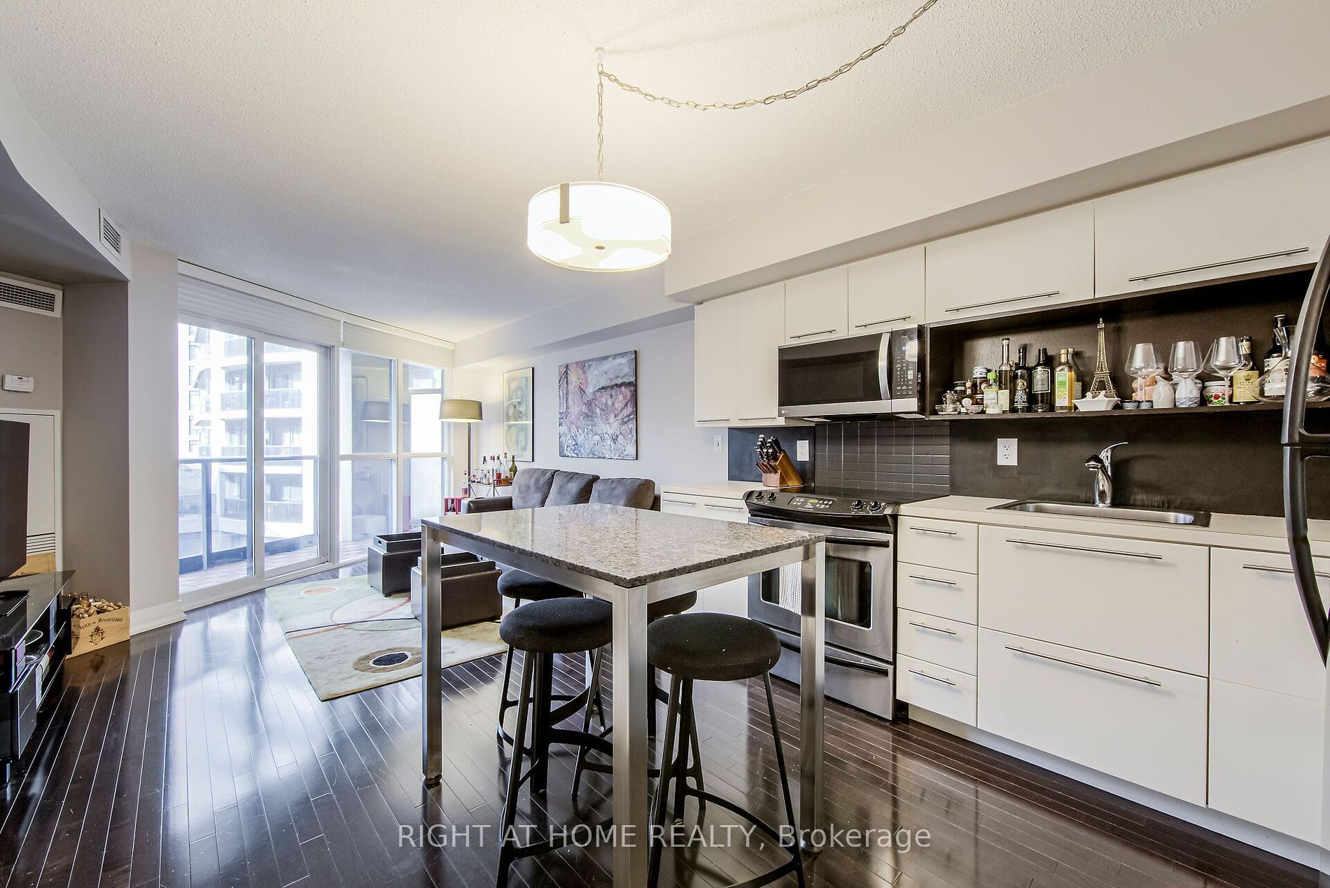 25 Carlton St, #406