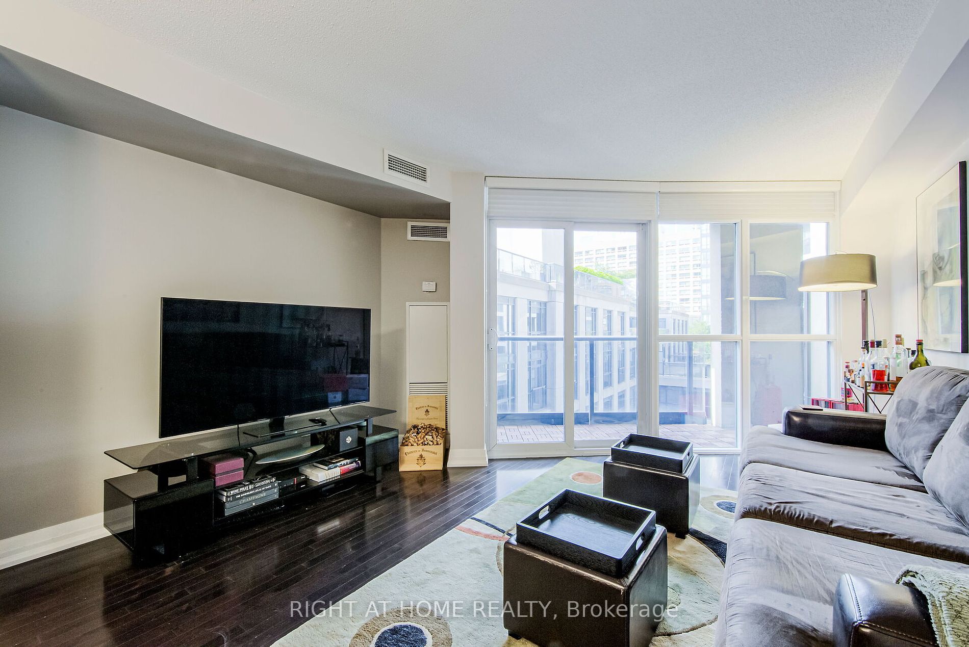 25 Carlton St, #406
