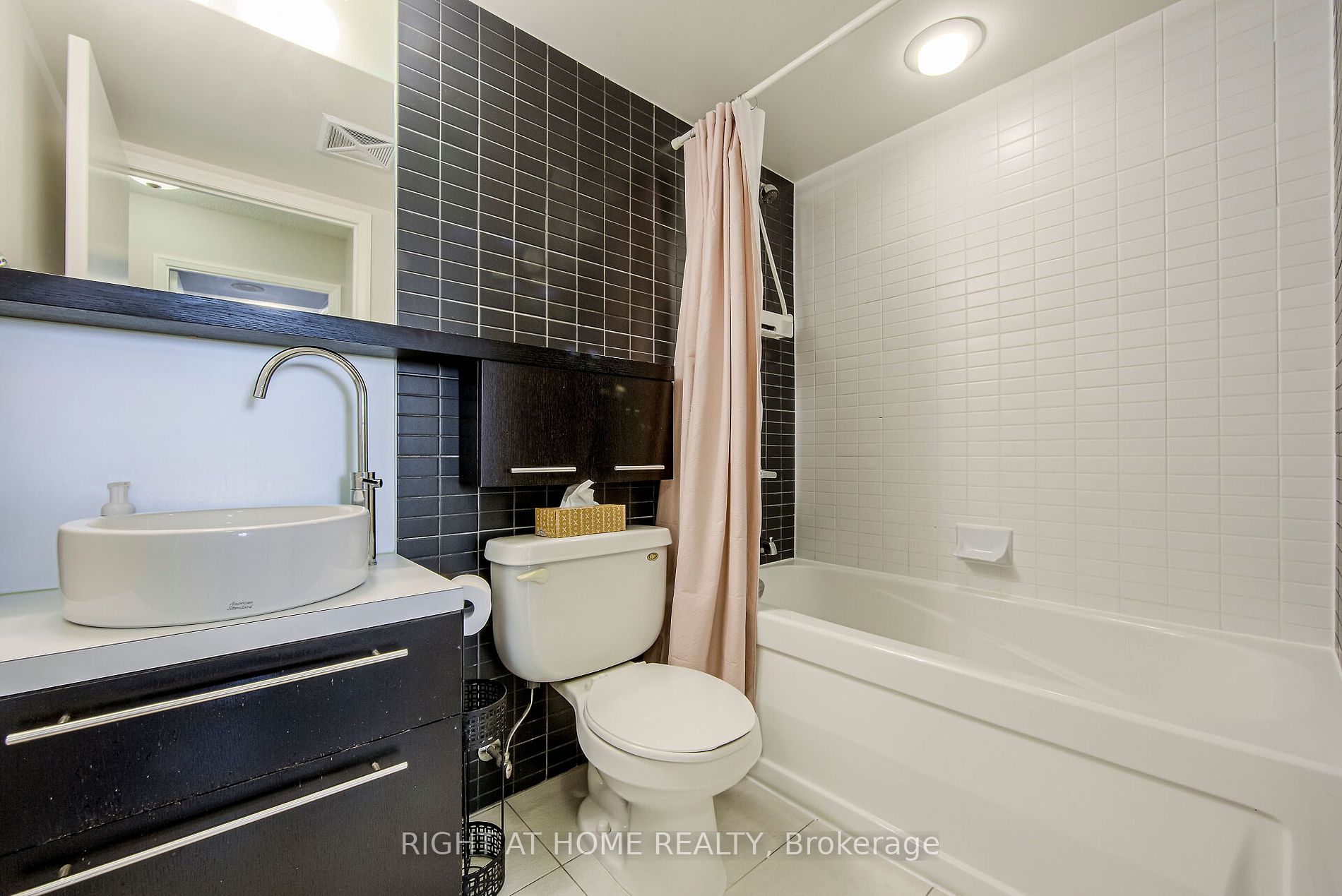25 Carlton St, #406