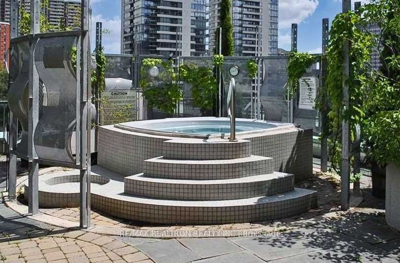 70 Alexander Street, #707