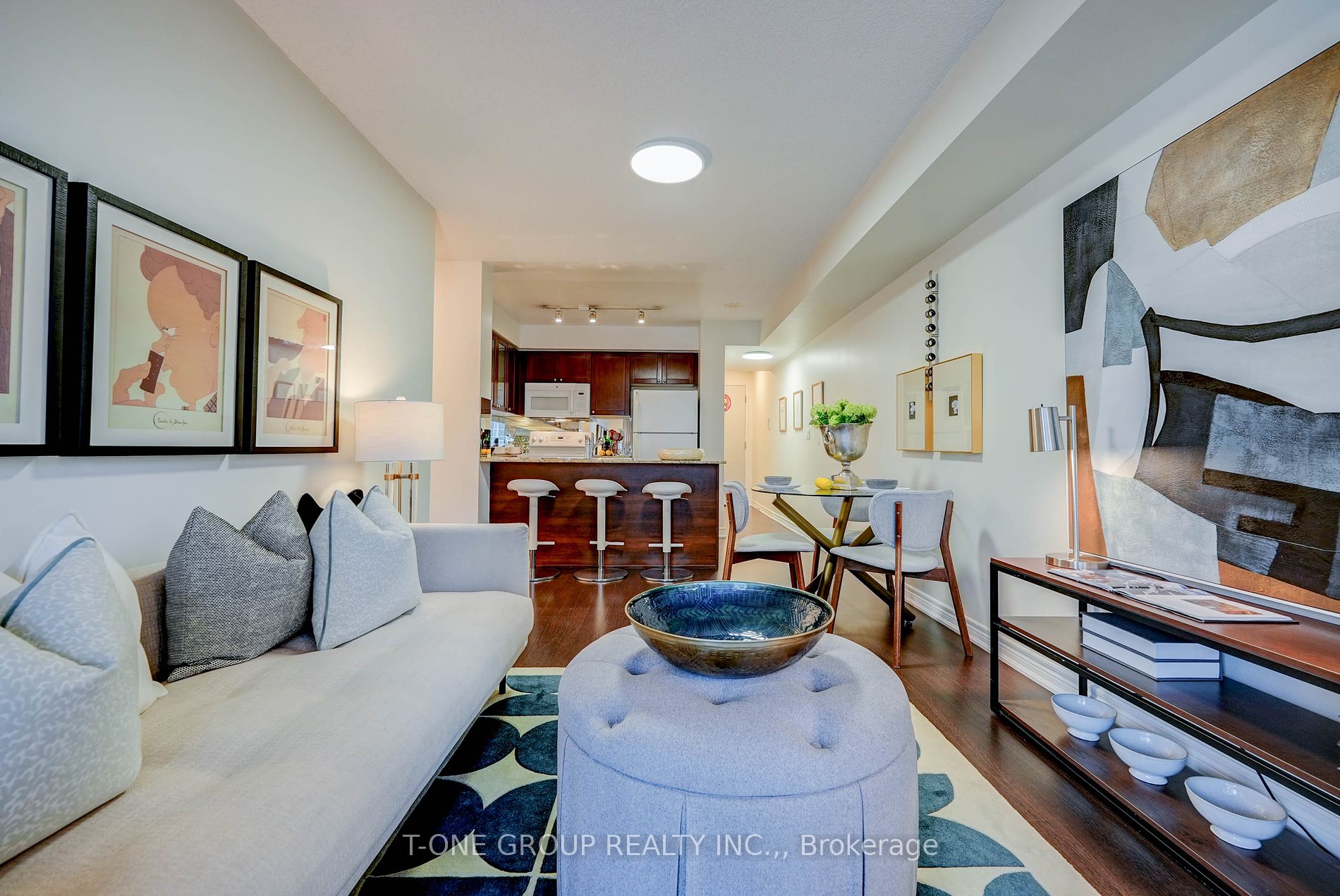 761 Bay St, #914