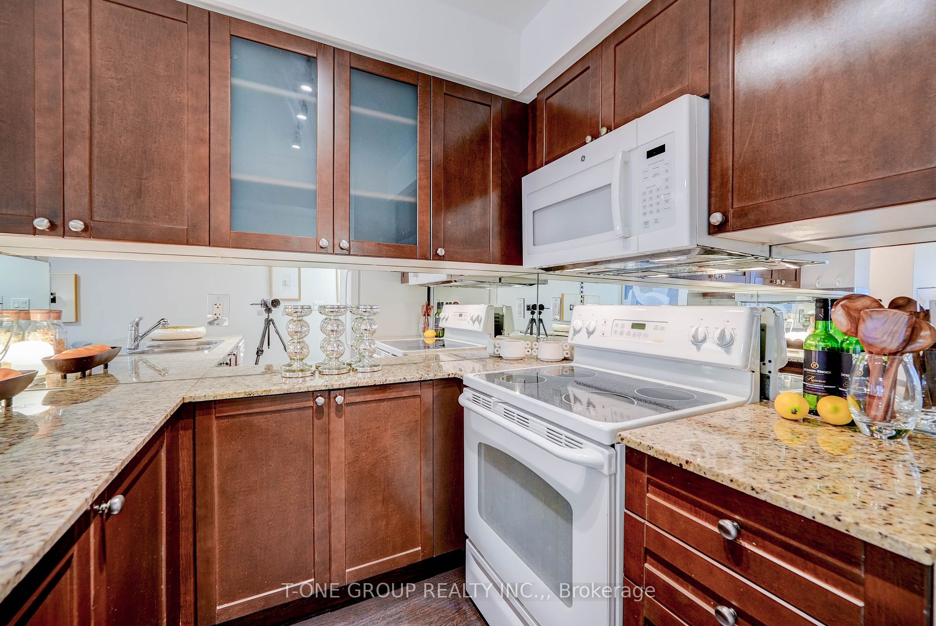 761 Bay St, #914