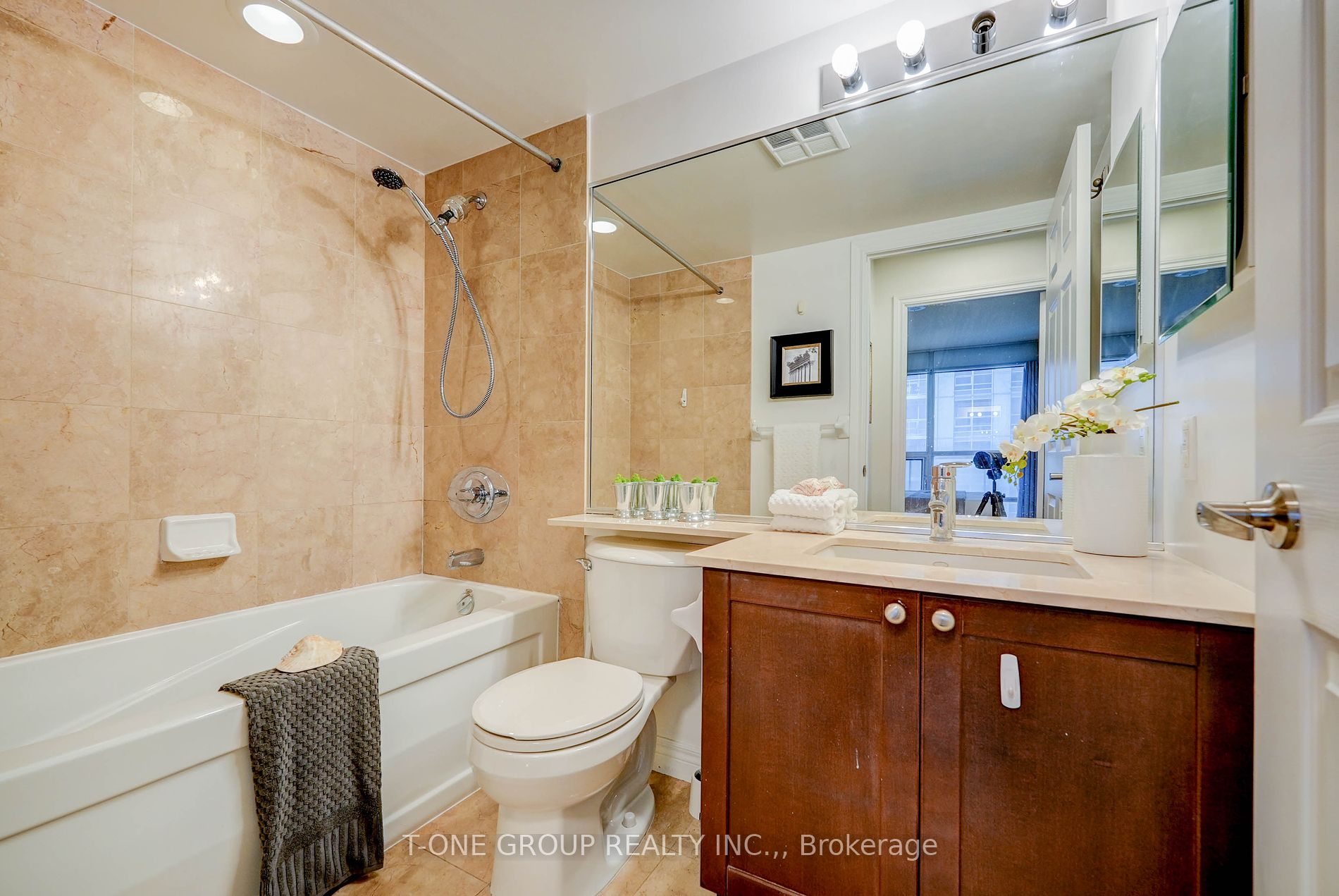 761 Bay St, #914