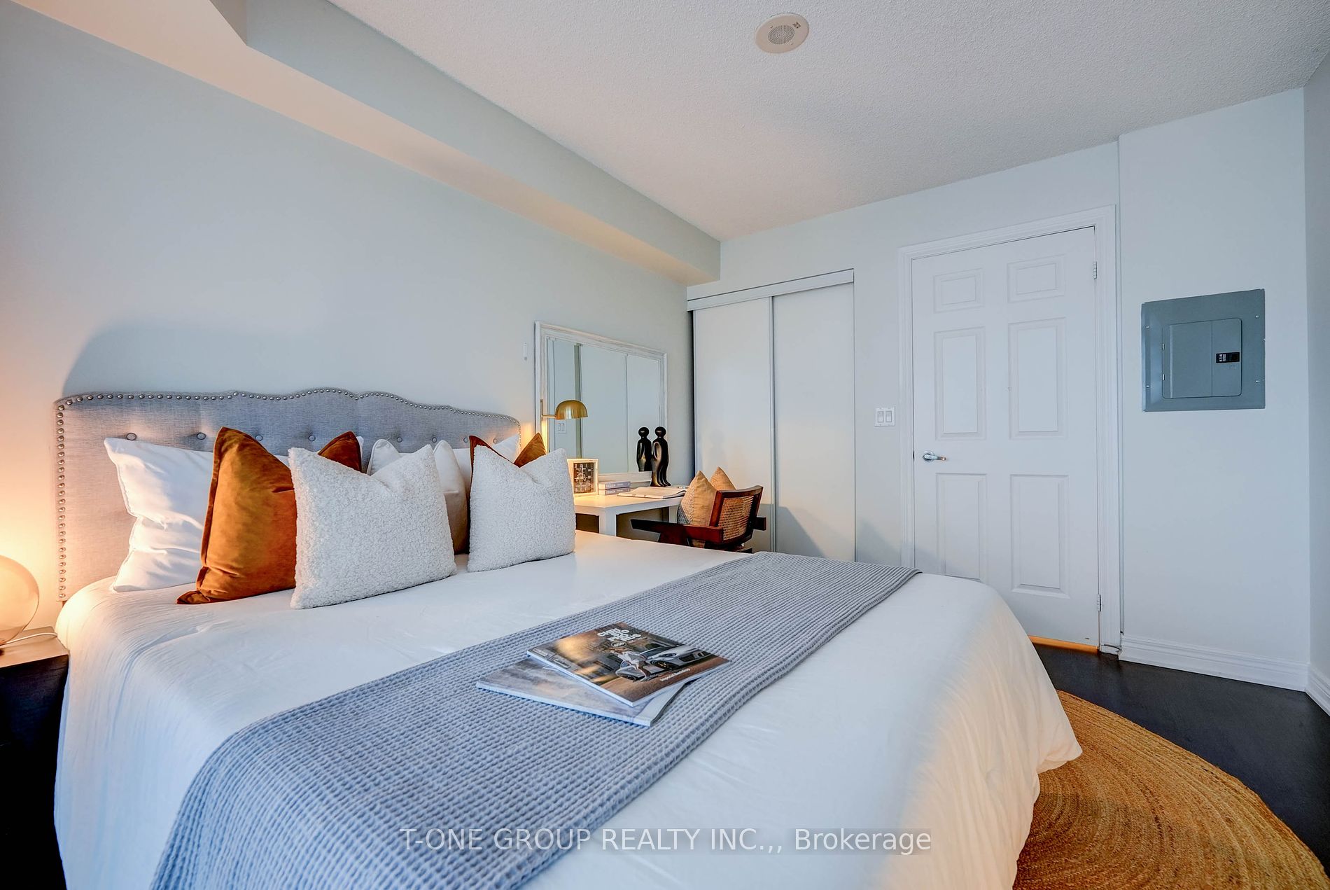 761 Bay St, #914