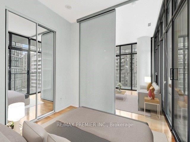 33 Charles Street E, #911
