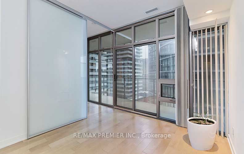 33 Charles Street E, #911