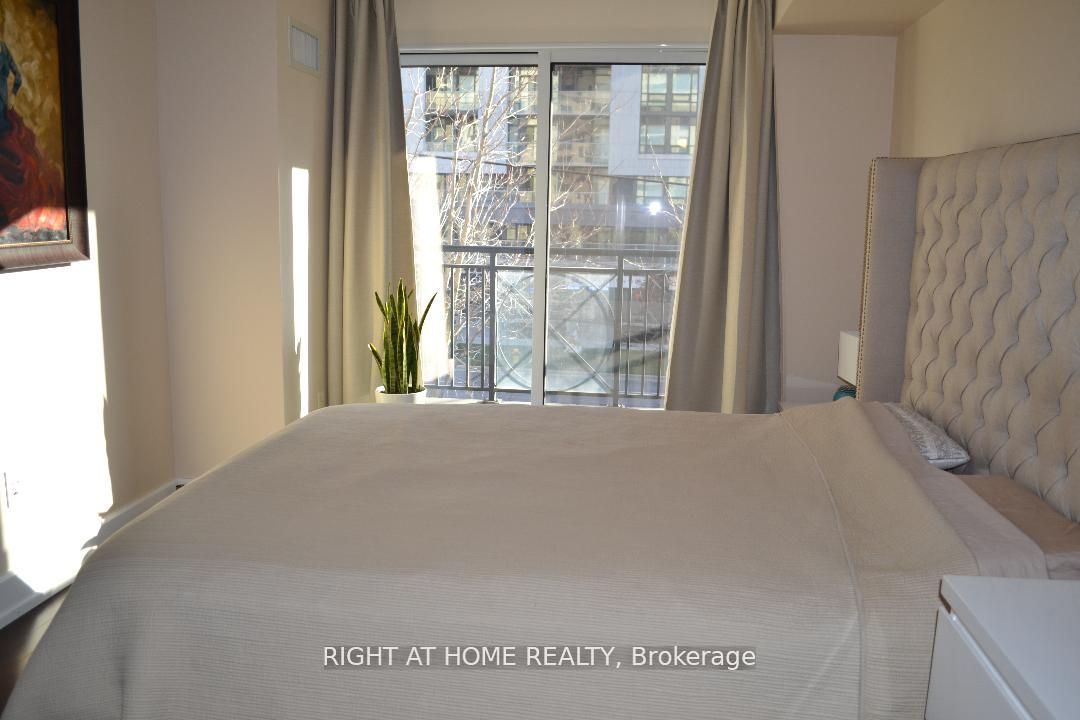 650 Sheppard Avenue E, #221