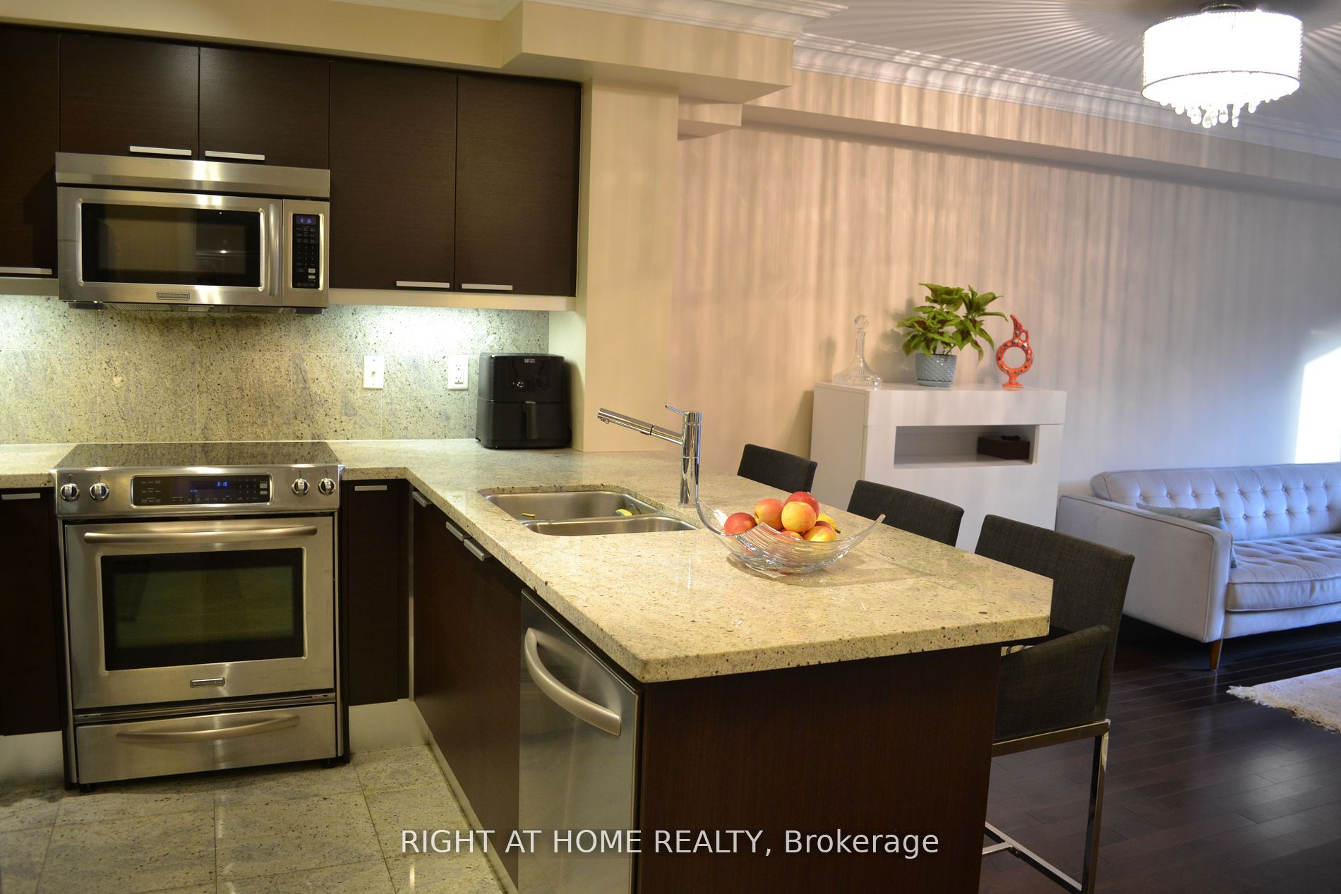 650 Sheppard Avenue E, #221