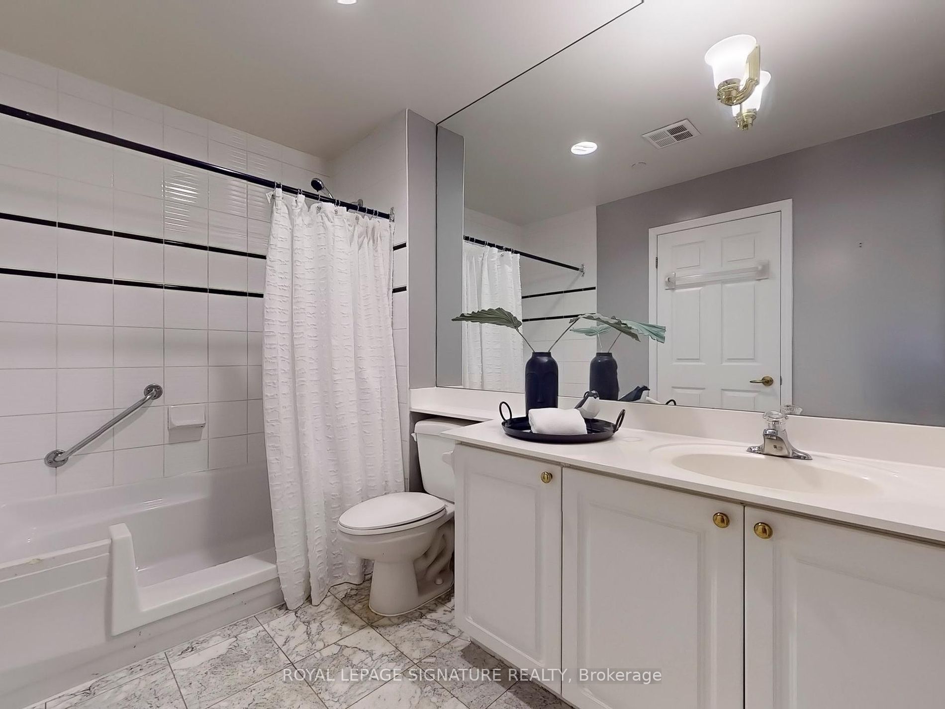 980 Yonge Street, #209