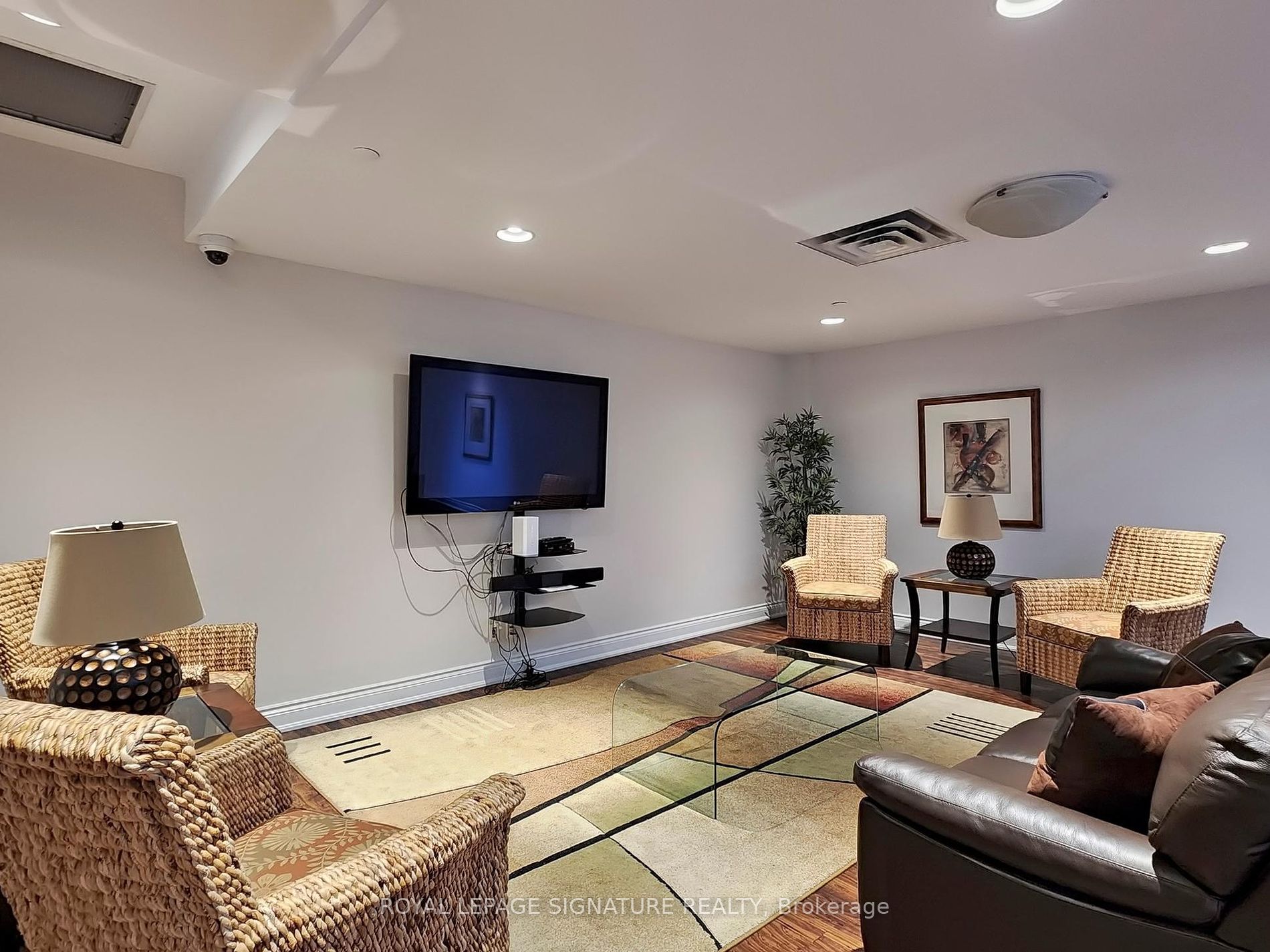 980 Yonge Street, #209