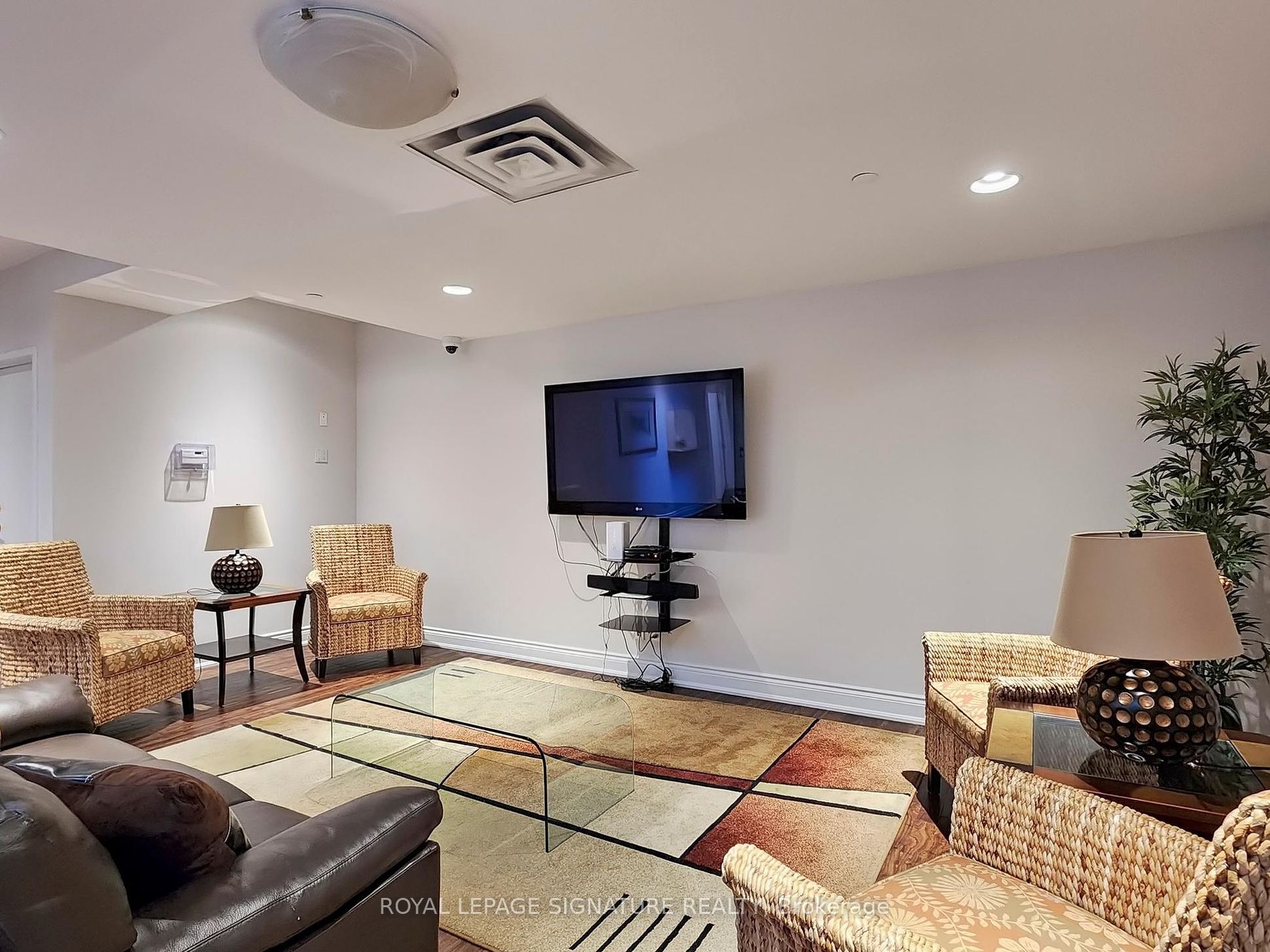 980 Yonge Street, #209
