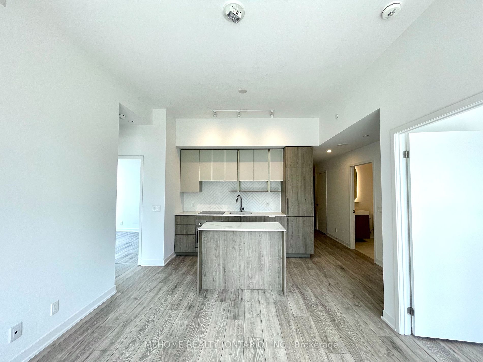 15 Holmes Avenue, #804